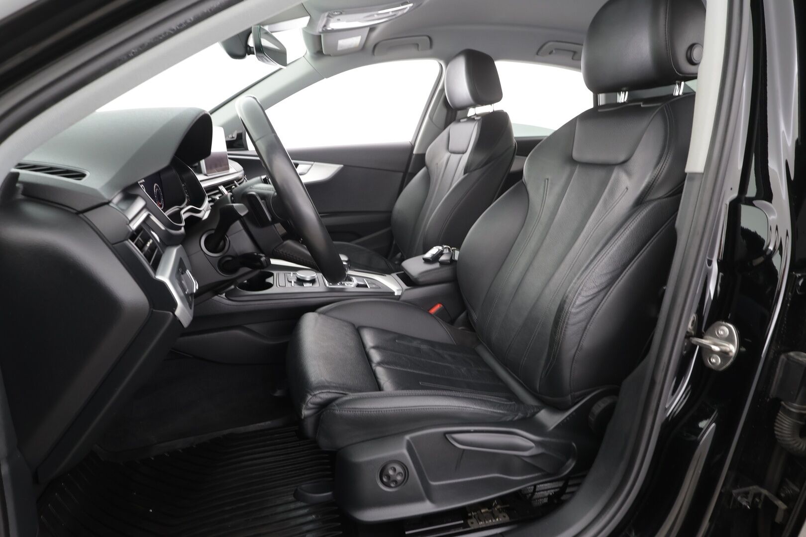 Audi A4 2016 Sedan First Edition Business Sport 2,0 TDI 140 kW quattro S tronic * Webasto / Digimittaristo / Koukku / Sporttinahat * - Suomi-auto 