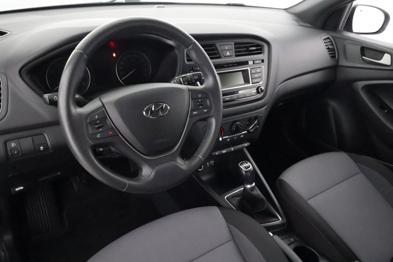 Hyundai i20 5d 2018 1,2 5MT ISG fresh - | Ratinlämmitys | Bluetooth | Ilmastointi | Facelift | Sähköpeilit | Kahdet renkaat | 1-om Suomi-auto |