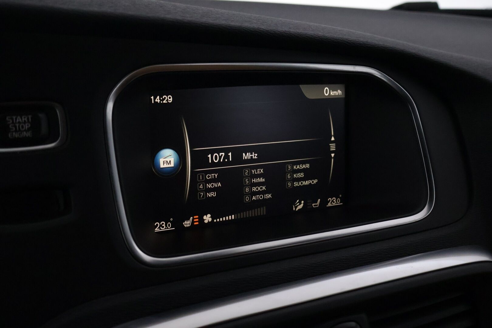 Volvo V40 2018 D2 Business Inscription aut *Webasto / Nahkapenkit / Vakkari / Peruutustutka / Digimittaristo / LED Ajovalot * - Suomi-auto / Jakopää tehty 67tkm kohdalla / Tuoreet Continentalit talveksi / Merkkihuollettu / Viimeisin huolto 82tkm