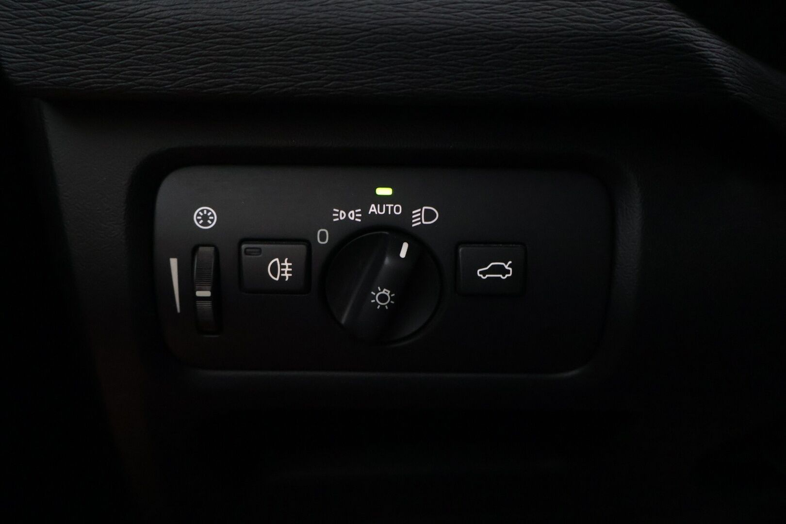 Volvo V40 2018 D2 Business Inscription aut *Webasto / Nahkapenkit / Vakkari / Peruutustutka / Digimittaristo / LED Ajovalot * - Suomi-auto / Jakopää tehty 67tkm kohdalla / Tuoreet Continentalit talveksi / Merkkihuollettu / Viimeisin huolto 82tkm