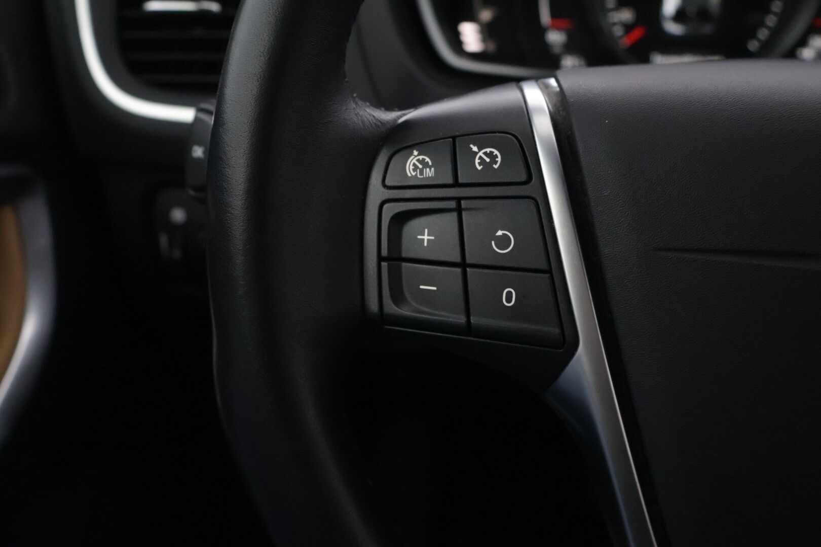 Volvo V40 2018 D2 Business Inscription aut *Webasto / Nahkapenkit / Vakkari / Peruutustutka / Digimittaristo / LED Ajovalot * - Suomi-auto / Jakopää tehty 67tkm kohdalla / Tuoreet Continentalit talveksi / Merkkihuollettu / Viimeisin huolto 82tkm