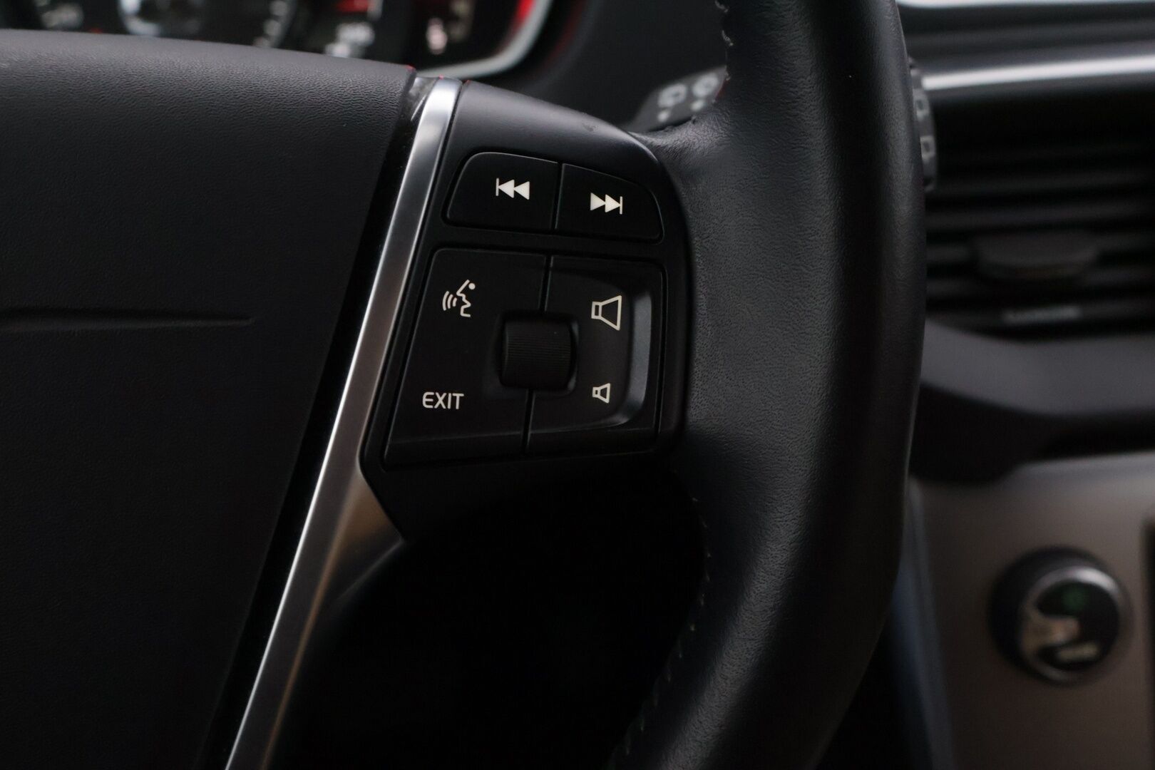 Volvo V40 2018 D2 Business Inscription aut *Webasto / Nahkapenkit / Vakkari / Peruutustutka / Digimittaristo / LED Ajovalot * - Suomi-auto / Jakopää tehty 67tkm kohdalla / Tuoreet Continentalit talveksi / Merkkihuollettu / Viimeisin huolto 82tkm