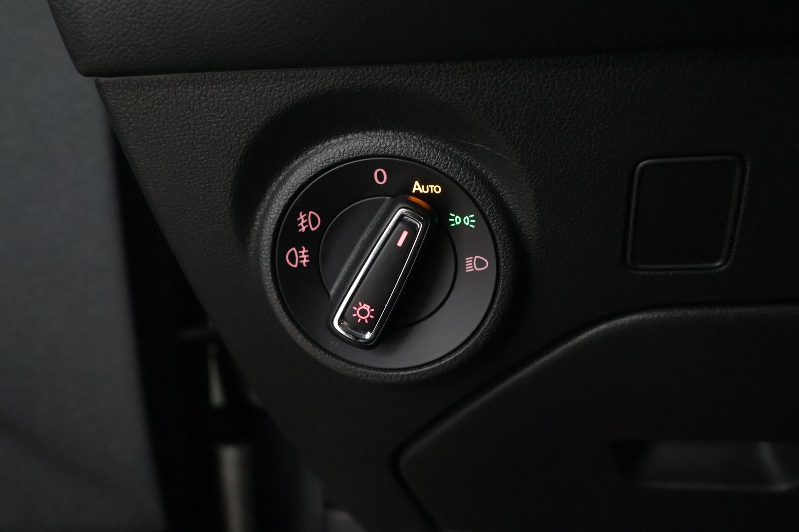 Seat Leon ST 2017 1,0 TSI 115 Ecomotive Style Business DSG - *Suomi-auto / Lohkolämmitin sisäpistokkeella / LED-ajovalot / Vetokoukku / Navigointi / Vakkari / 2x renkaat alumiinivantein*