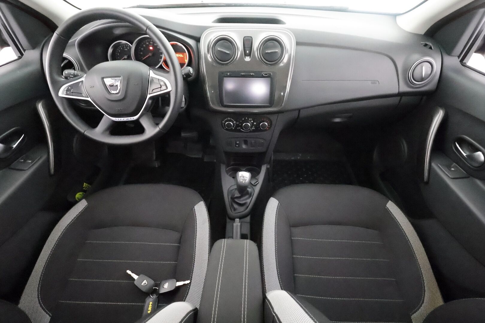 Dacia Sandero 2017 Stepway TCe 90 Easy-R - | Vakkari | Bluetooth | P.tutka | Ilmastointi | Penkinlämmittimet | 2x renkaat aluin | Merkkihuollot | Suomiauto | 