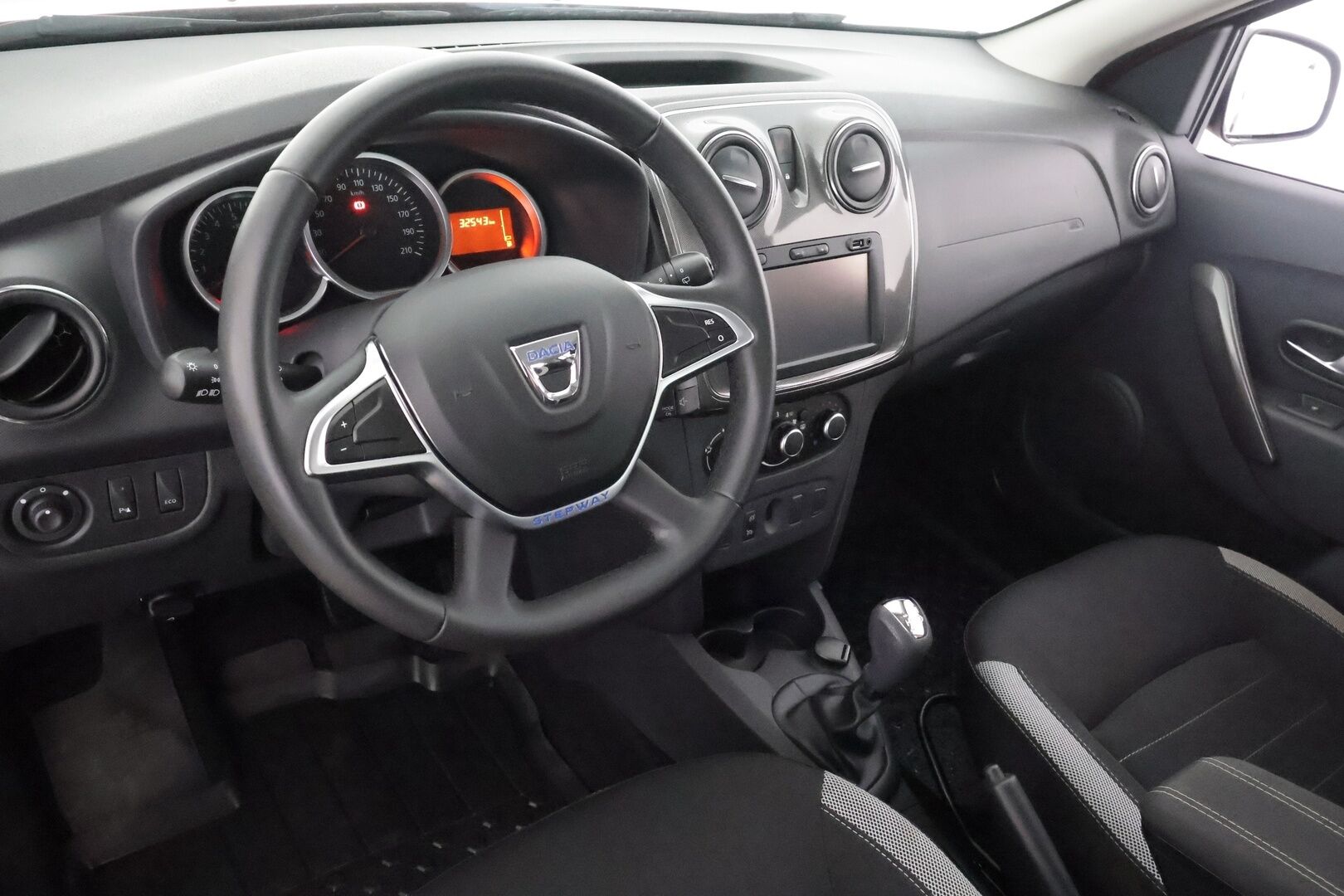 Dacia Sandero 2017 Stepway TCe 90 Easy-R - | Vakkari | Bluetooth | P.tutka | Ilmastointi | Penkinlämmittimet | 2x renkaat aluin | Merkkihuollot | Suomiauto | 
