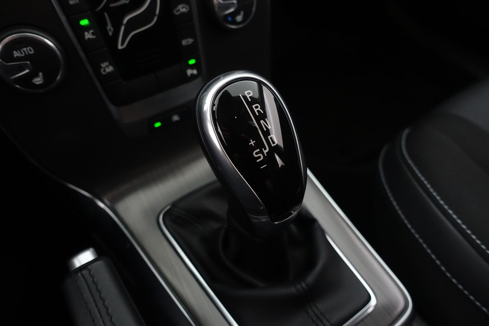 Volvo V40 2016 D2 Business aut - | Suomi-auto | Juuri katsastettu! | Webasto | Active-Xenon | Sensus High Performance Audio | Digimittaristo | Vakkari | 
