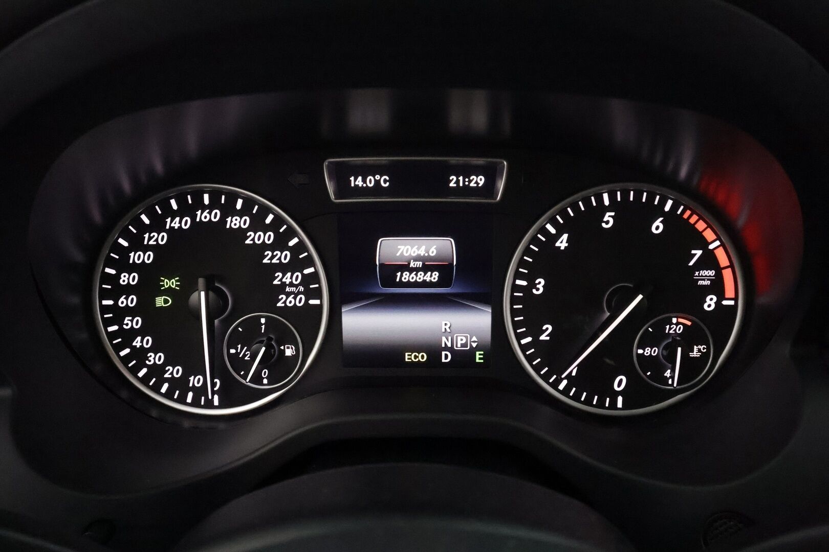 Mercedes-Benz A 2014 180 BE A Premium Business - | Koukku | Merkkihuollot | Xenon | Puolinahat | Sporttipenkit | P.kamera | Bluetooth | Lohko+sisälämmitin | Vakkari | 2x renkaat aluin | 