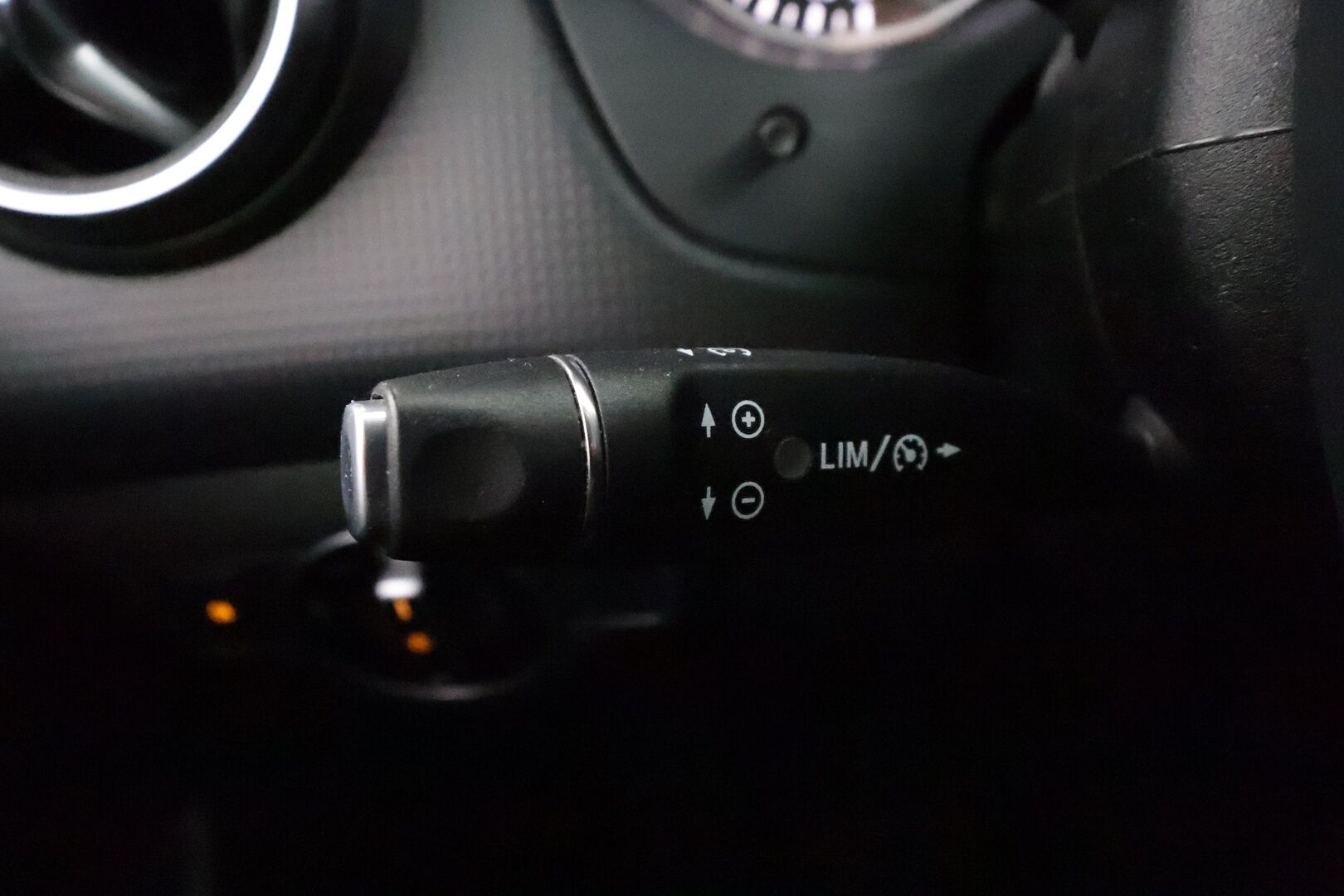 Mercedes-Benz A 2014 180 BE A Premium Business - | Koukku | Merkkihuollot | Xenon | Puolinahat | Sporttipenkit | P.kamera | Bluetooth | Lohko+sisälämmitin | Vakkari | 2x renkaat aluin | 