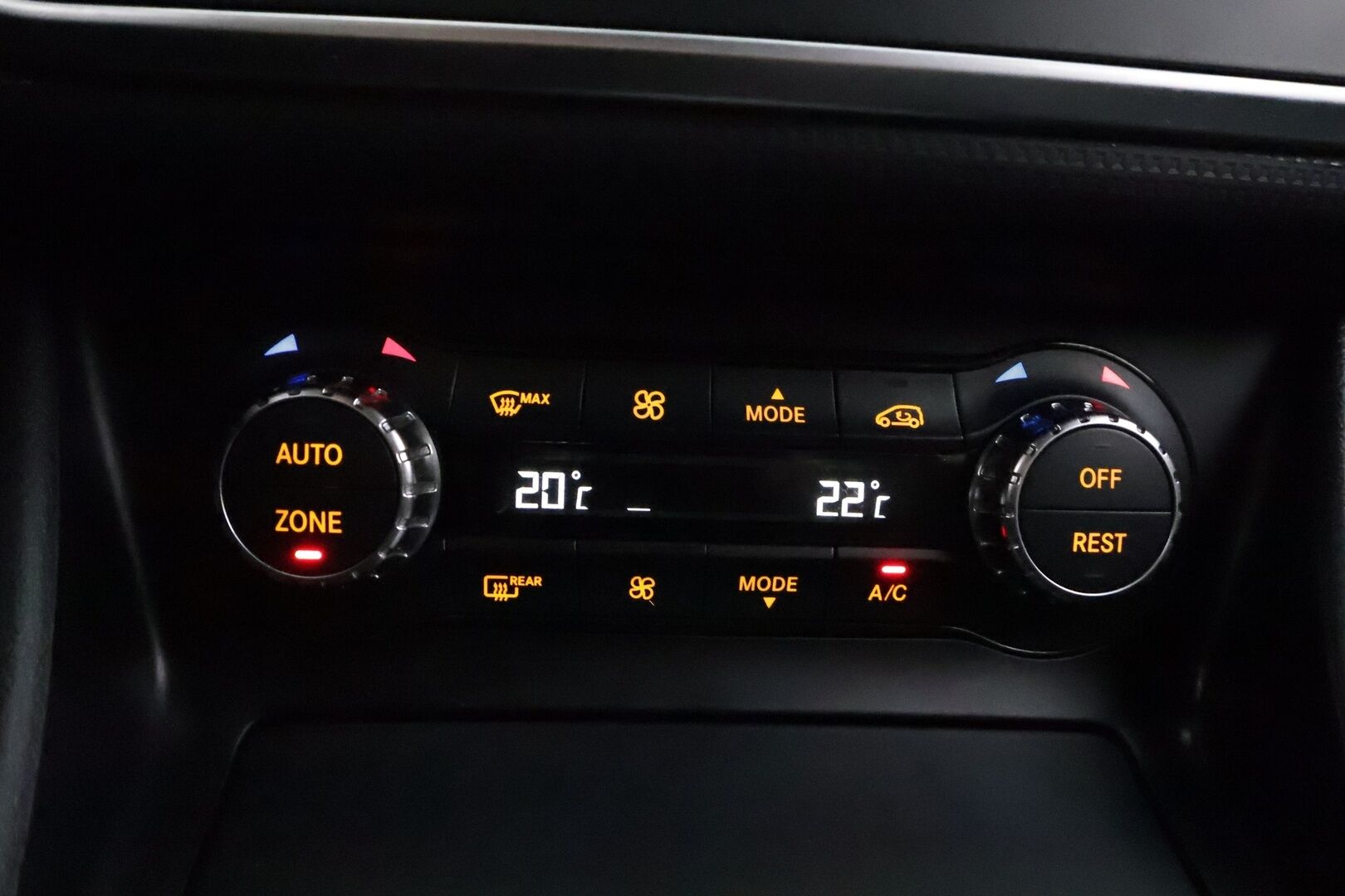 Mercedes-Benz A 2014 180 BE A Premium Business - | Koukku | Merkkihuollot | Xenon | Puolinahat | Sporttipenkit | P.kamera | Bluetooth | Lohko+sisälämmitin | Vakkari | 2x renkaat aluin | 