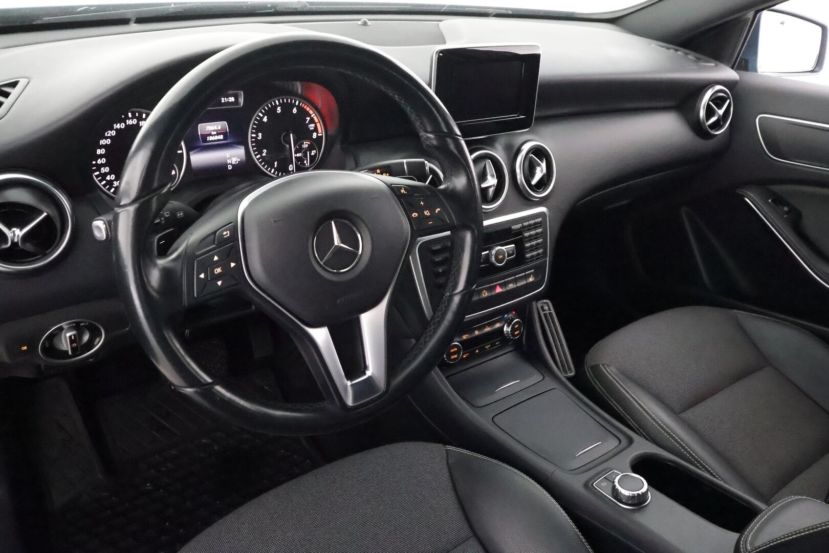 Mercedes-Benz A 2014 180 BE A Premium Business - | Koukku | Merkkihuollot | Xenon | Puolinahat | Sporttipenkit | P.kamera | Bluetooth | Lohko+sisälämmitin | Vakkari | 2x renkaat aluin | 