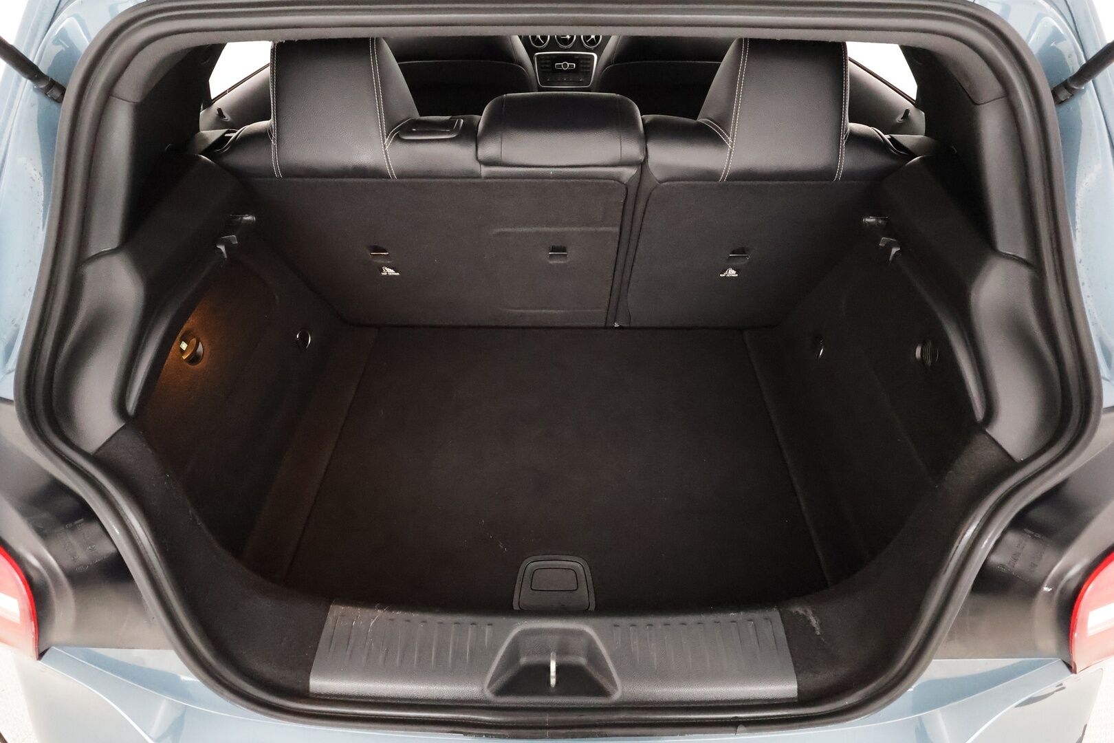 Mercedes-Benz A 2014 180 BE A Premium Business - | Koukku | Merkkihuollot | Xenon | Puolinahat | Sporttipenkit | P.kamera | Bluetooth | Lohko+sisälämmitin | Vakkari | 2x renkaat aluin | 