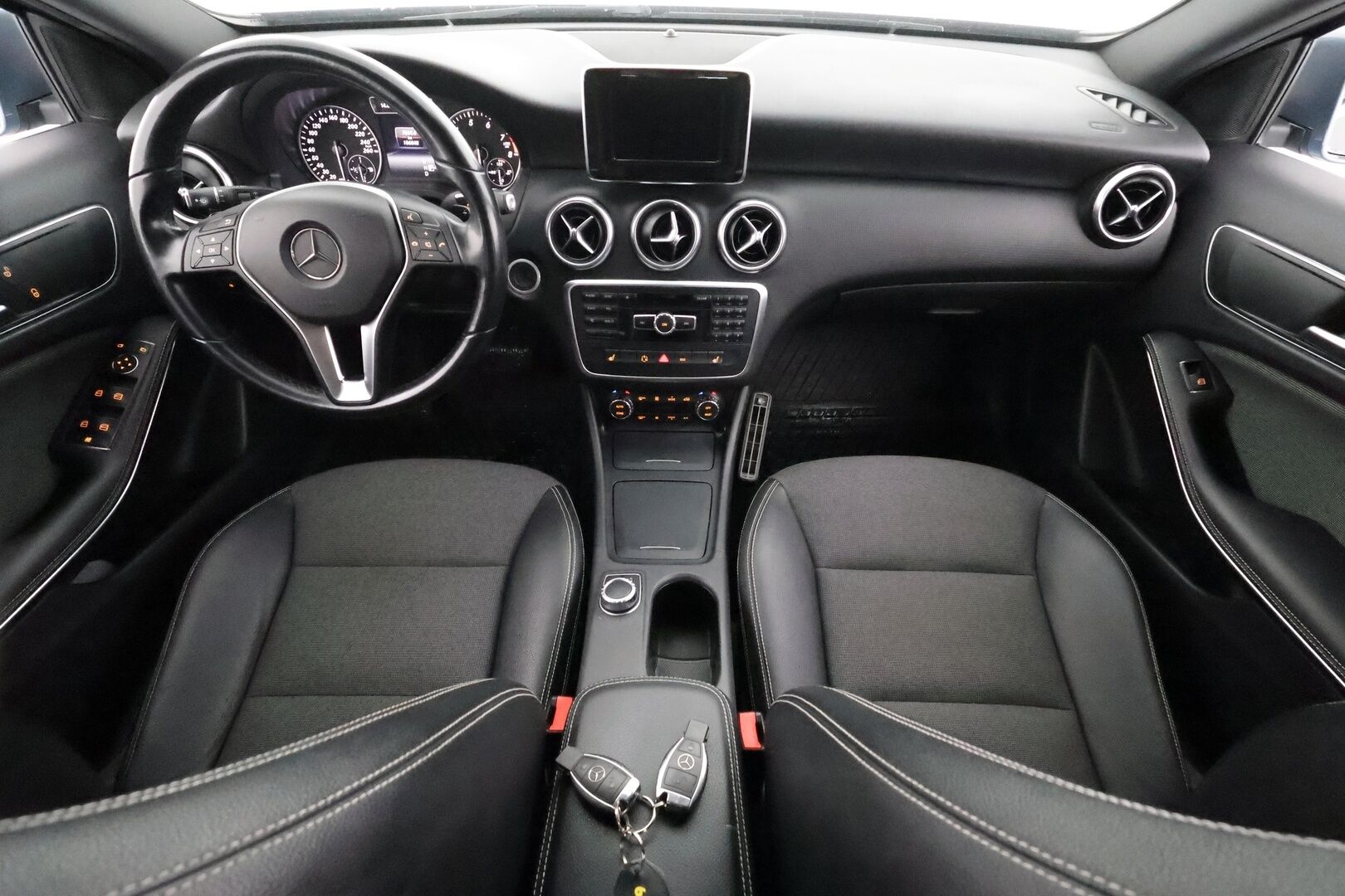 Mercedes-Benz A 2014 180 BE A Premium Business - | Koukku | Merkkihuollot | Xenon | Puolinahat | Sporttipenkit | P.kamera | Bluetooth | Lohko+sisälämmitin | Vakkari | 2x renkaat aluin | 