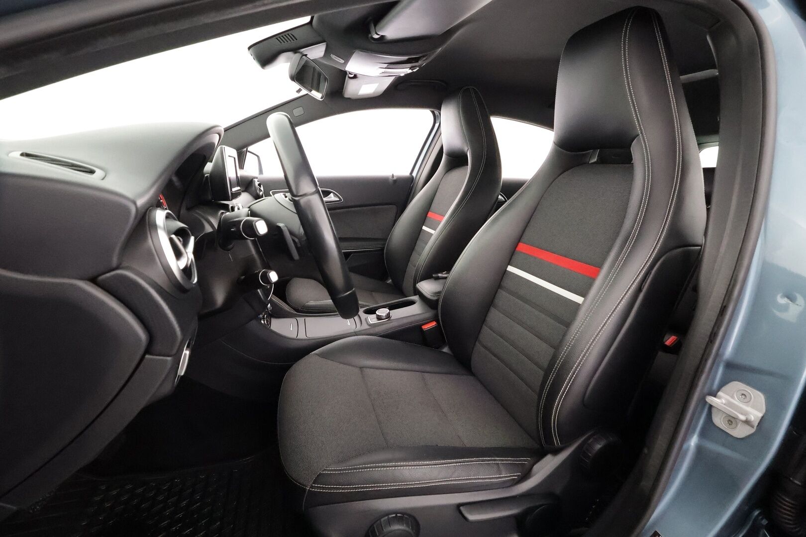 Mercedes-Benz A 2014 180 BE A Premium Business - | Koukku | Merkkihuollot | Xenon | Puolinahat | Sporttipenkit | P.kamera | Bluetooth | Lohko+sisälämmitin | Vakkari | 2x renkaat aluin | 