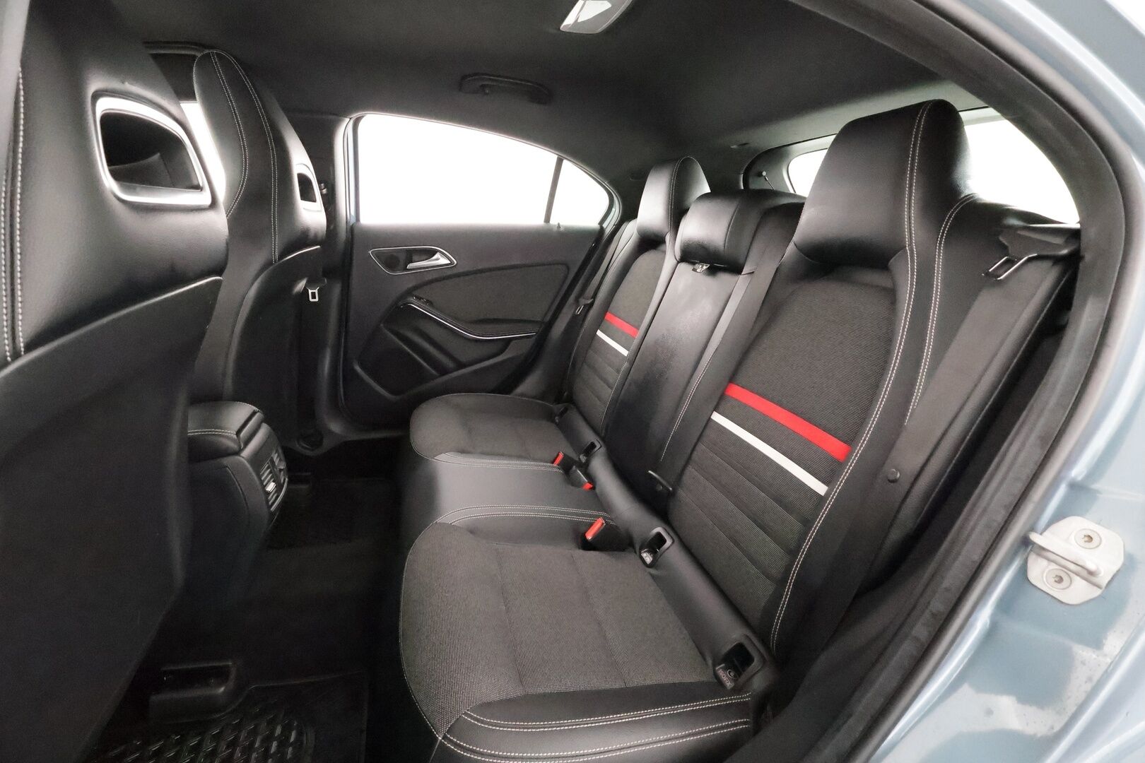 Mercedes-Benz A 2014 180 BE A Premium Business - | Koukku | Merkkihuollot | Xenon | Puolinahat | Sporttipenkit | P.kamera | Bluetooth | Lohko+sisälämmitin | Vakkari | 2x renkaat aluin | 