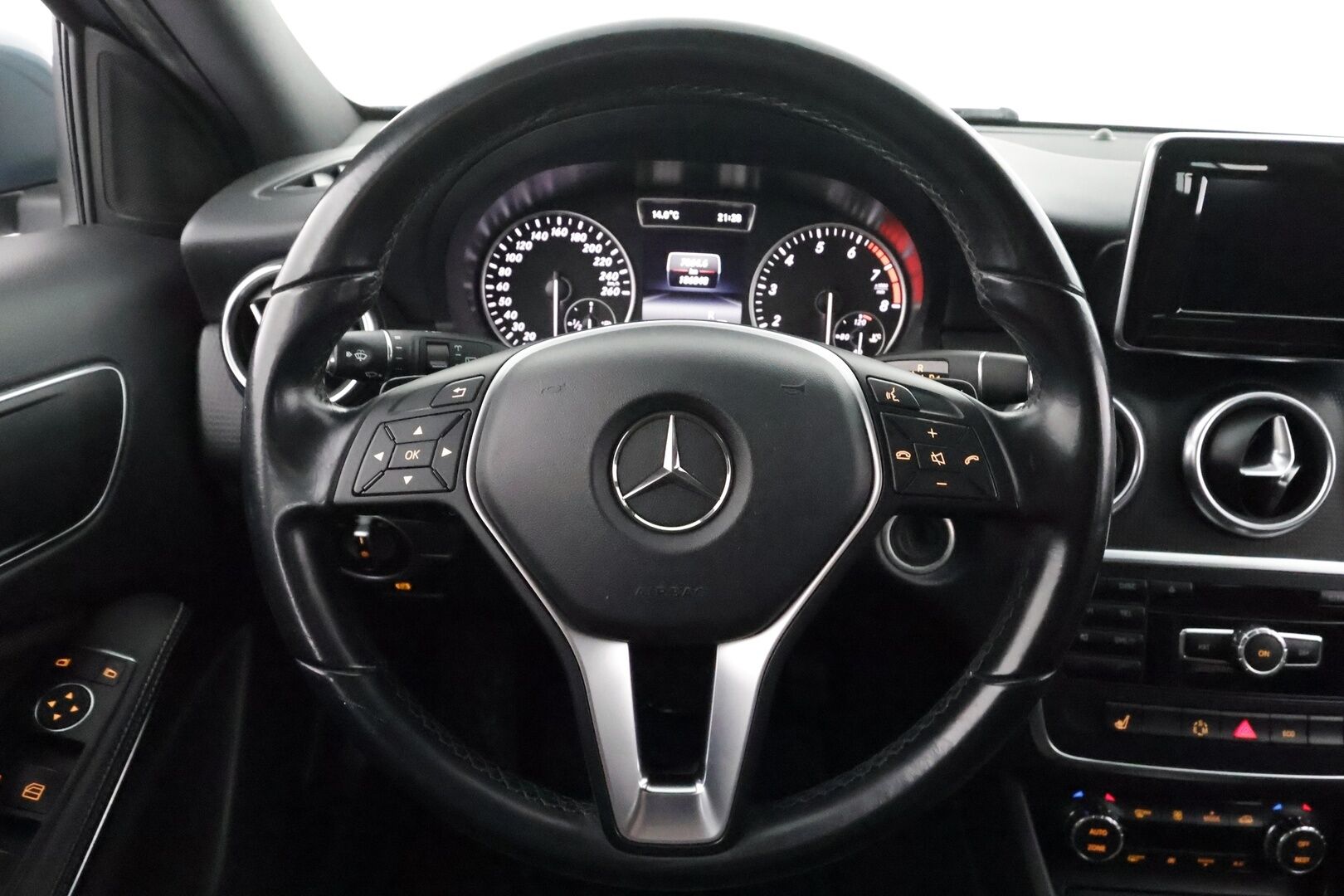 Mercedes-Benz A 2014 180 BE A Premium Business - | Koukku | Merkkihuollot | Xenon | Puolinahat | Sporttipenkit | P.kamera | Bluetooth | Lohko+sisälämmitin | Vakkari | 2x renkaat aluin | 