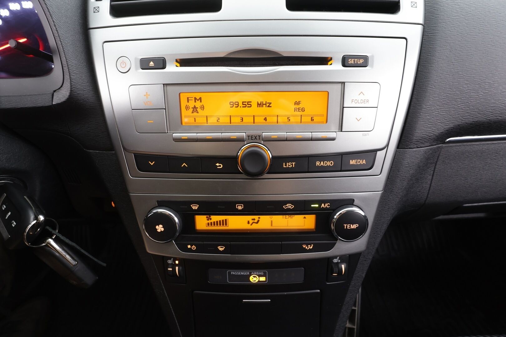 Toyota Avensis 2014 1,6 Valvematic Life Edition Wagon - | P.tutkat | Lohko | Lisävalo | Pyyhkijöiden lämmitys | Suomi-auto | Kahdet Renkaat |