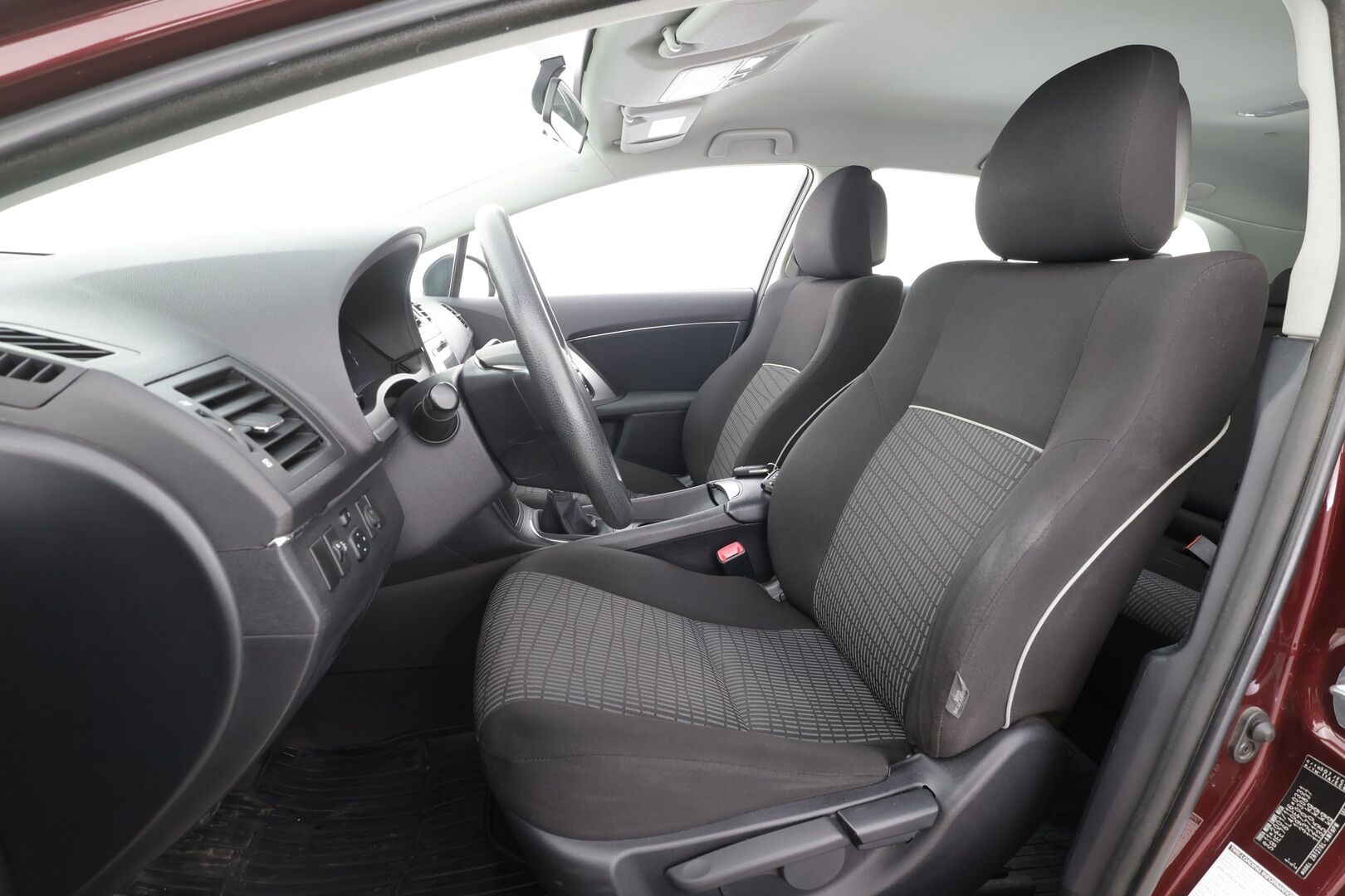 Toyota Avensis 2014 1,6 Valvematic Life Edition Wagon - | P.tutkat | Lohko | Lisävalo | Pyyhkijöiden lämmitys | Suomi-auto | Kahdet Renkaat |