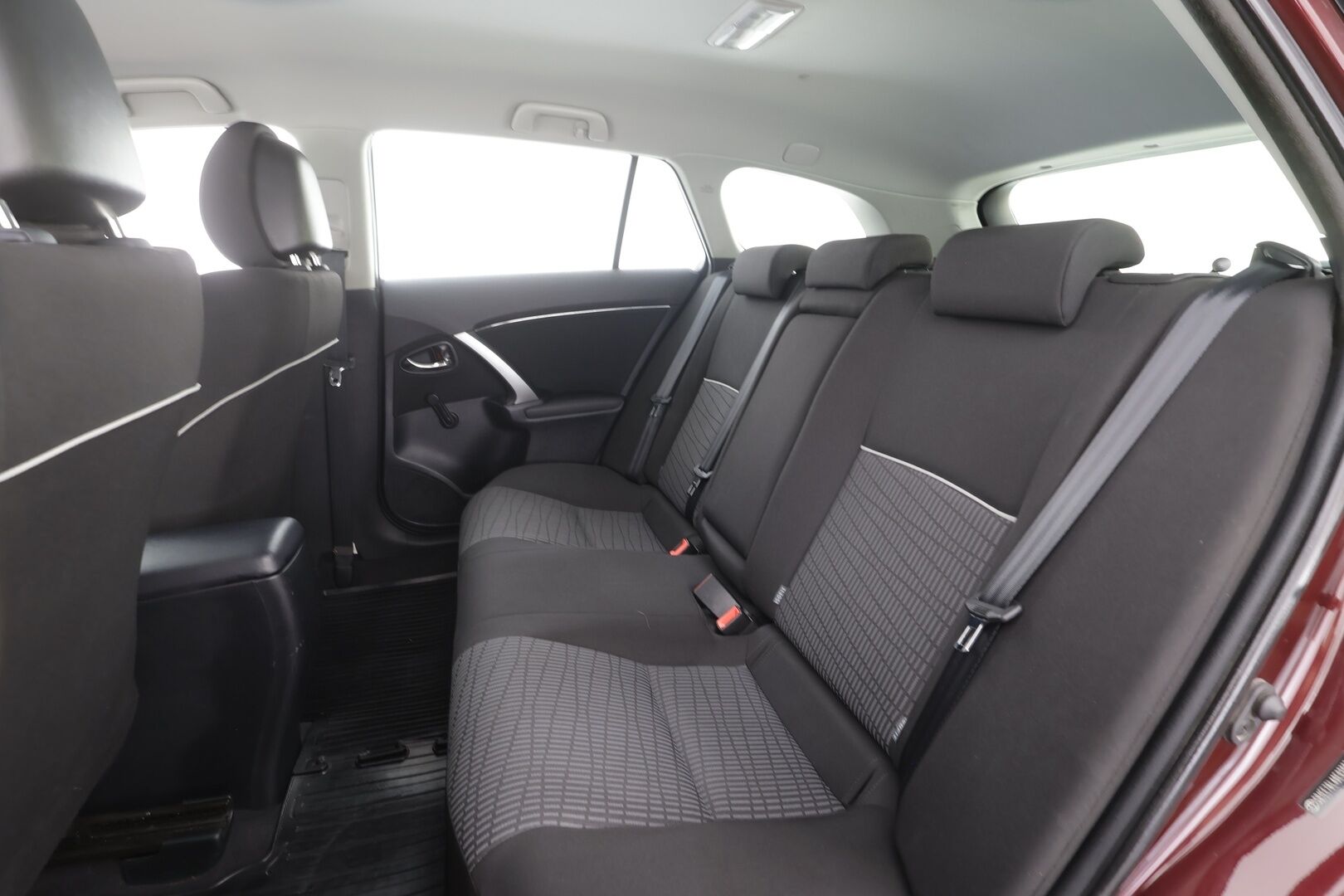 Toyota Avensis 2014 1,6 Valvematic Life Edition Wagon - | P.tutkat | Lohko | Lisävalo | Pyyhkijöiden lämmitys | Suomi-auto | Kahdet Renkaat |