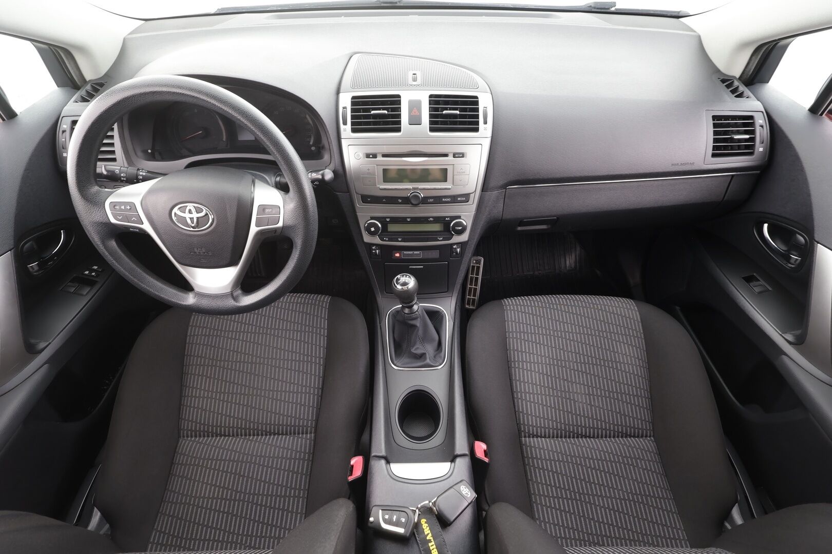 Toyota Avensis 2014 1,6 Valvematic Life Edition Wagon - | P.tutkat | Lohko | Lisävalo | Pyyhkijöiden lämmitys | Suomi-auto | Kahdet Renkaat |