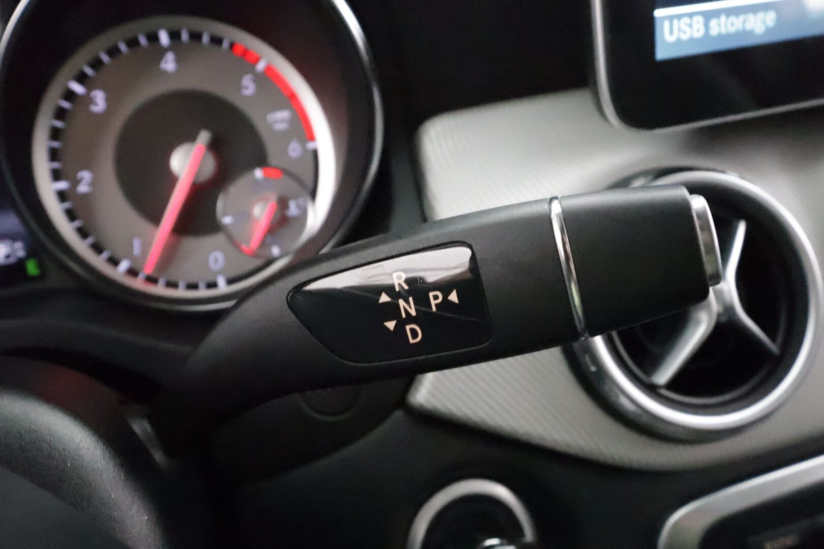 Mercedes-Benz GLA 2015 200 CDI 4Matic A Premium Business * Webasto / Peruutuskamera / Bi-Xenon / Puolinahkasisusta / Vakkari / Sähköluukku! - Suomi-auto / Kahdet renkaat aluvanteilla