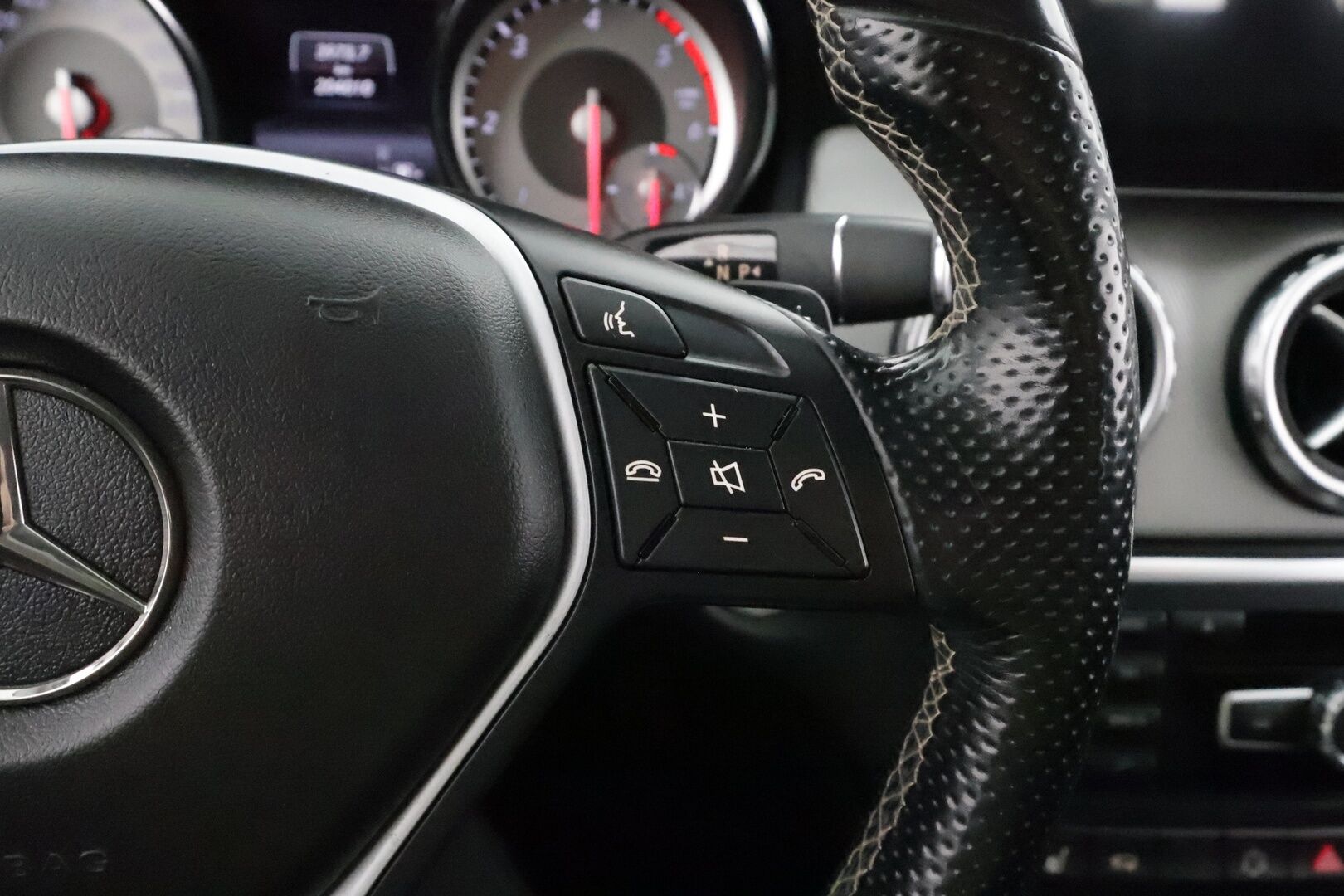 Mercedes-Benz GLA 2015 200 CDI 4Matic A Premium Business * Webasto / Vakkari / P.kamera / Bi-Xenon / Sähköluukku / Puolinahat * - Suomi-auto / Kahdet renkaat aluvanteilla