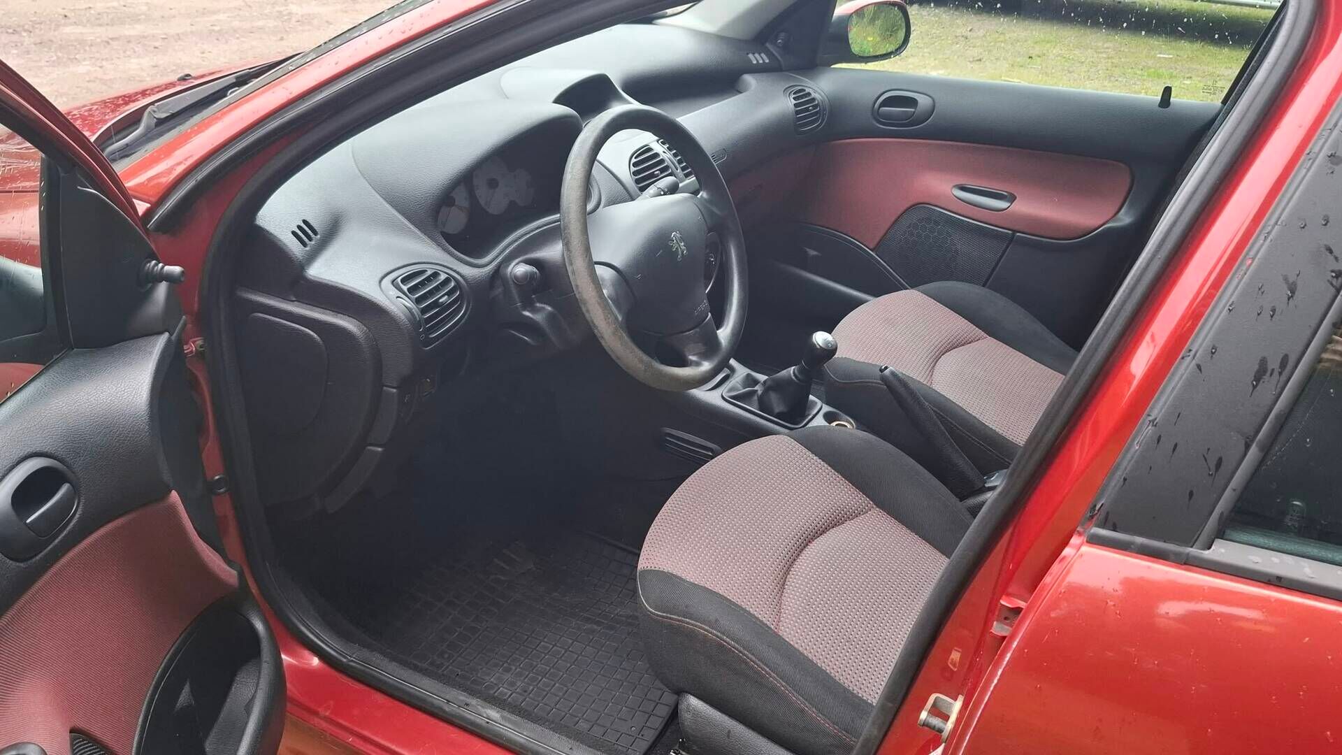 Peugeot 206 2005 4D 206 HATCHBACK 1.4I *YritysOutlet - Myydään vain yrityksille* - Myydään korjattavaksi. Öljy ja jäähdytinnesteet sekaisin