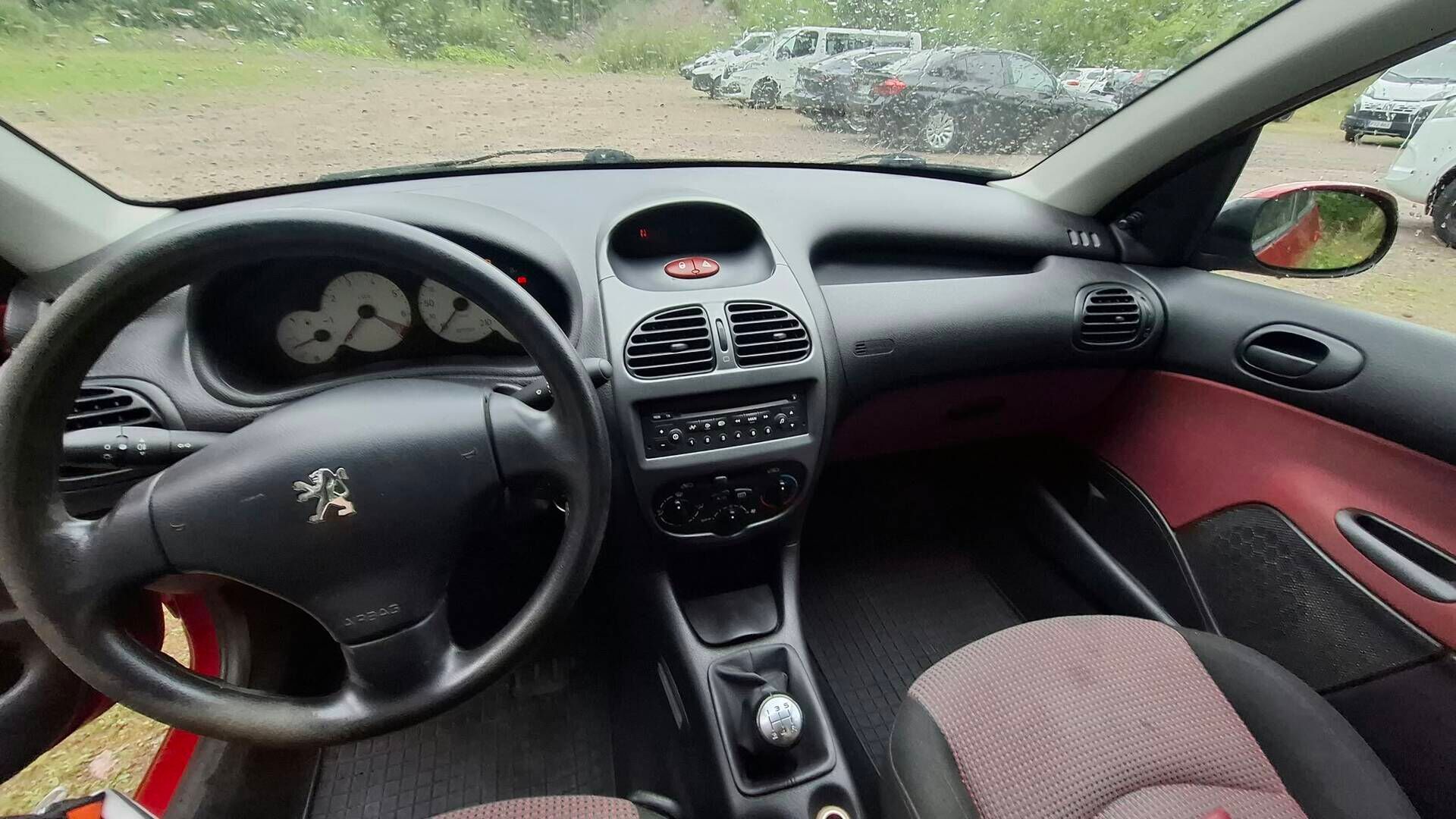 Peugeot 206 2005 4D 206 HATCHBACK 1.4I *YritysOutlet - Myydään vain yrityksille* - Myydään korjattavaksi. Öljy ja jäähdytinnesteet sekaisin