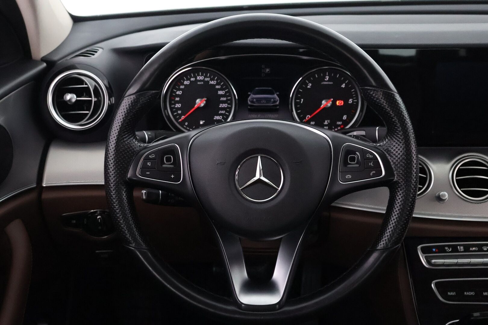 Mercedes-Benz E 2017 200 d A Premium Business - Ruskea Nahkasisusta / Peruutuskamera / Vakkari / Lohkolämmitin / Navi / Suomiauto / Juuri saapunut Tampereelle!