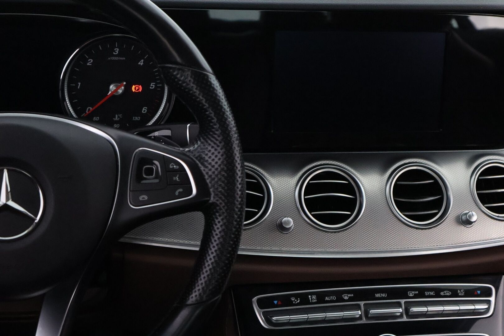 Mercedes-Benz E 2017 200 d A Premium Business - Ruskea Nahkasisusta / Peruutuskamera / Vakkari / Lohkolämmitin / Navi / Suomiauto / Juuri saapunut Tampereelle!