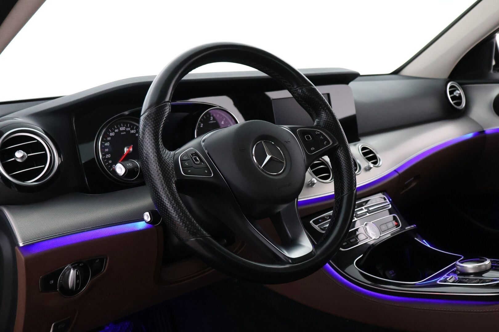Mercedes-Benz E 2017 200 d A Premium Business - Ruskea Nahkasisusta / Peruutuskamera / Vakkari / Lohkolämmitin / Navi / Suomiauto / Juuri saapunut Tampereelle!