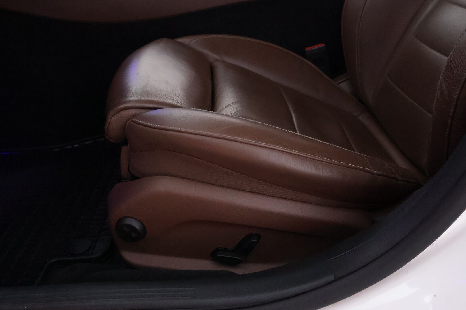 Mercedes-Benz E 2017 200 d A Premium Business - Ruskea Nahkasisusta / Peruutuskamera / Vakkari / Lohkolämmitin / Navi / Suomiauto / Juuri saapunut Tampereelle!