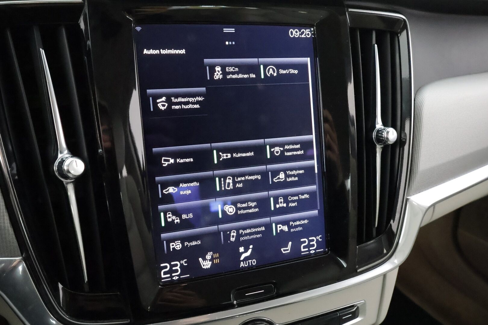 Volvo S90 2017 D5 AWD Inscription aut * Pilot assist / Pa-Lisälämmitin / Koukku / Blis / Muistipenkit / B&W / High level LED * - Merkkihuollettu / Suomi-auto / Kahdet Renkaat