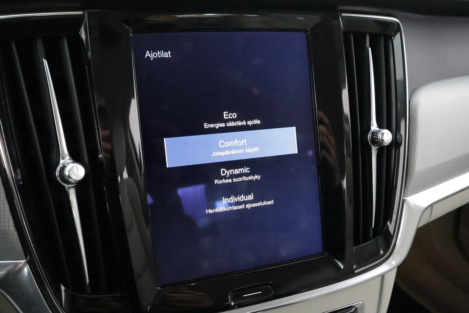 Volvo S90 2017 D5 AWD Inscription aut * Pilot assist / Pa-Lisälämmitin / Koukku / Blis / Muistipenkit / B&W / High level LED * - Merkkihuollettu / Suomi-auto / Kahdet Renkaat