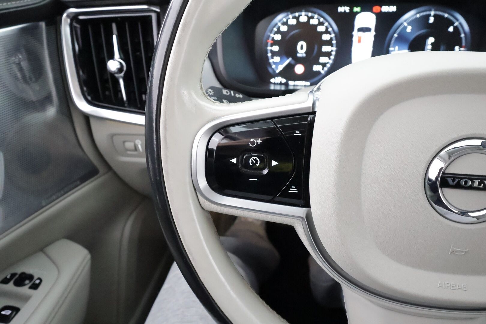 Volvo S90 2017 D5 AWD Inscription aut * Pilot assist / Pa-Lisälämmitin / Koukku / Blis / Muistipenkit / B&W / High level LED * - Merkkihuollettu / Suomi-auto / Kahdet Renkaat