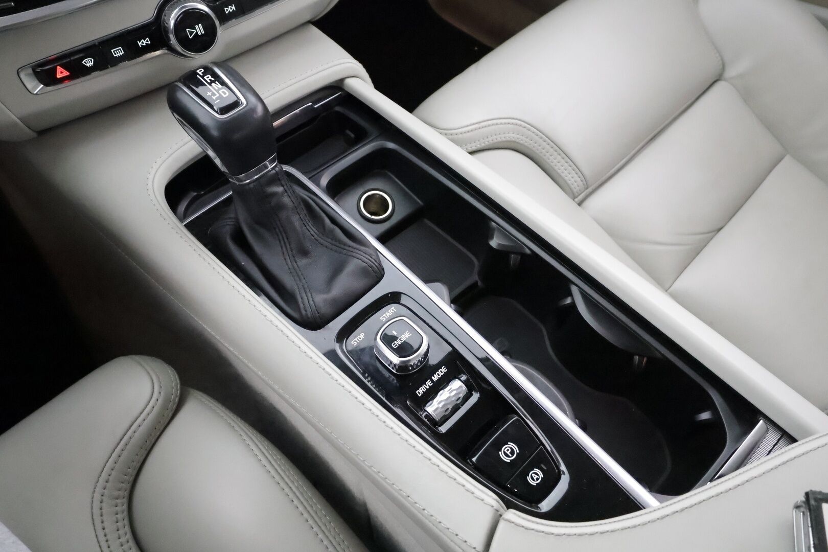 Volvo S90 2017 D5 AWD Inscription aut * Pilot assist / Pa-Lisälämmitin / Koukku / Blis / Muistipenkit / B&W / High level LED * - Merkkihuollettu / Suomi-auto / Kahdet Renkaat