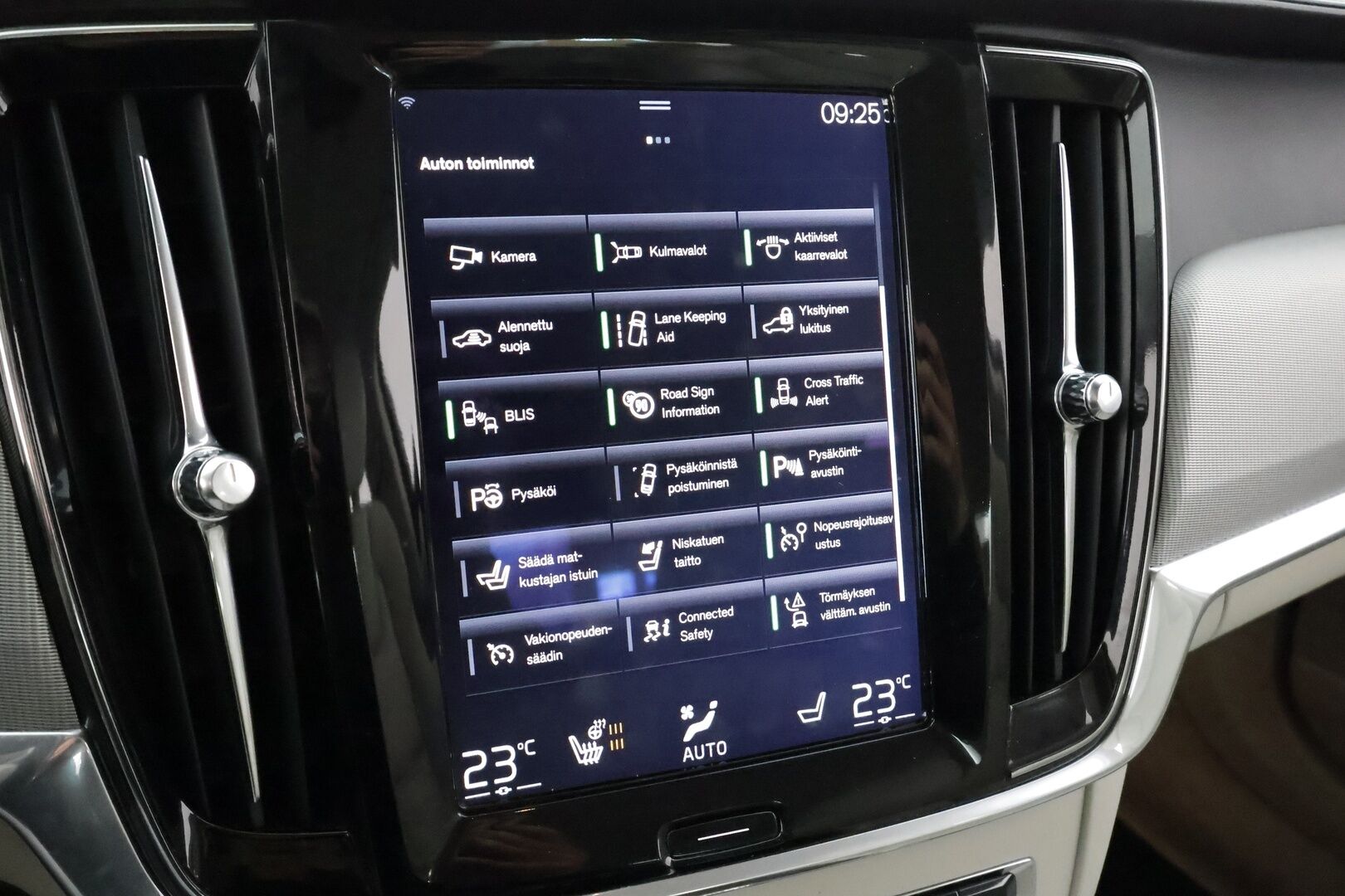 Volvo S90 2017 D5 AWD Inscription aut * Pilot assist / Pa-Lisälämmitin / Koukku / Blis / Muistipenkit / B&W / High level LED * - Merkkihuollettu / Suomi-auto / Kahdet Renkaat