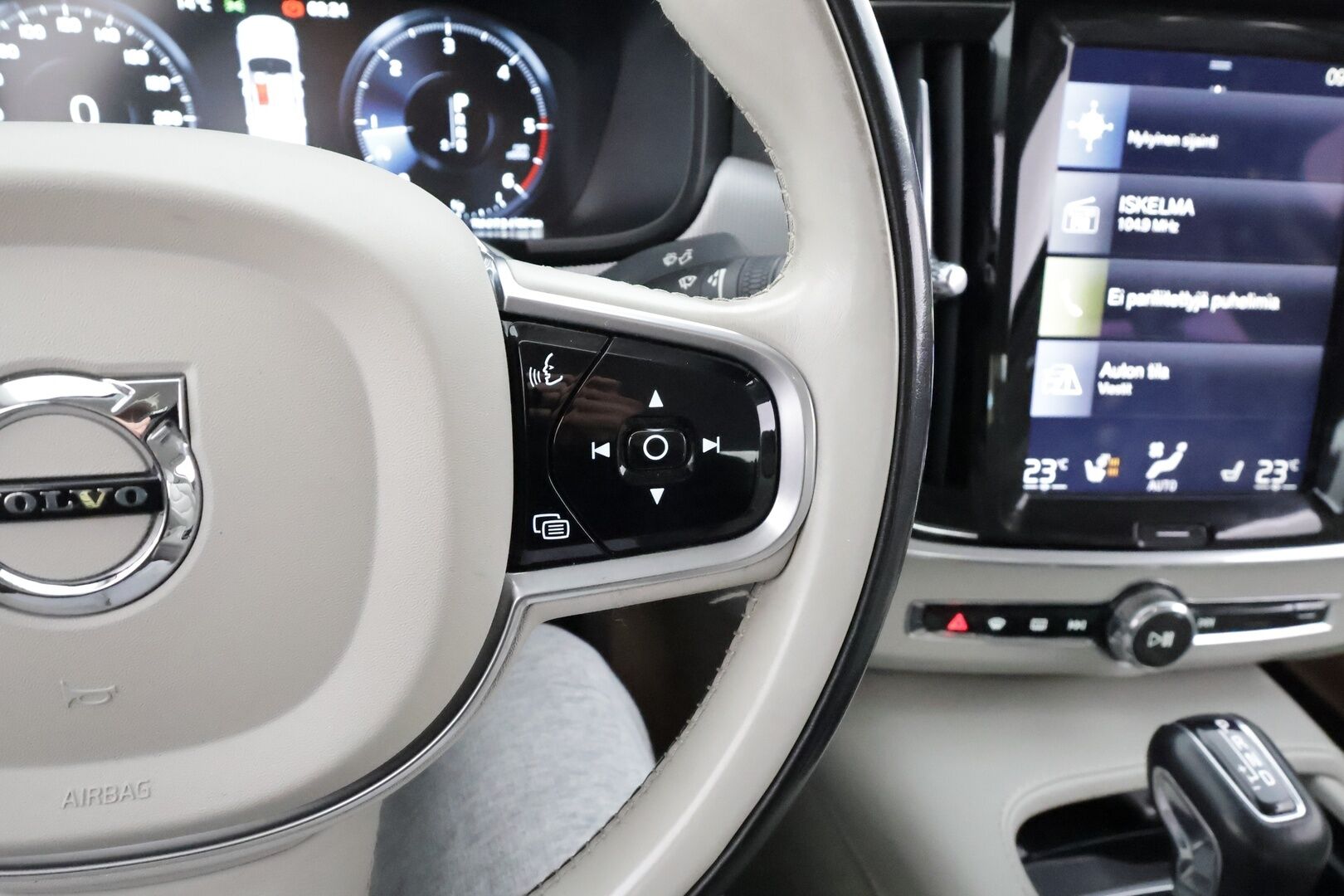 Volvo S90 2017 D5 AWD Inscription aut * Pilot assist / Pa-Lisälämmitin / Koukku / Blis / Muistipenkit / B&W / High level LED * - Merkkihuollettu / Suomi-auto / Kahdet Renkaat