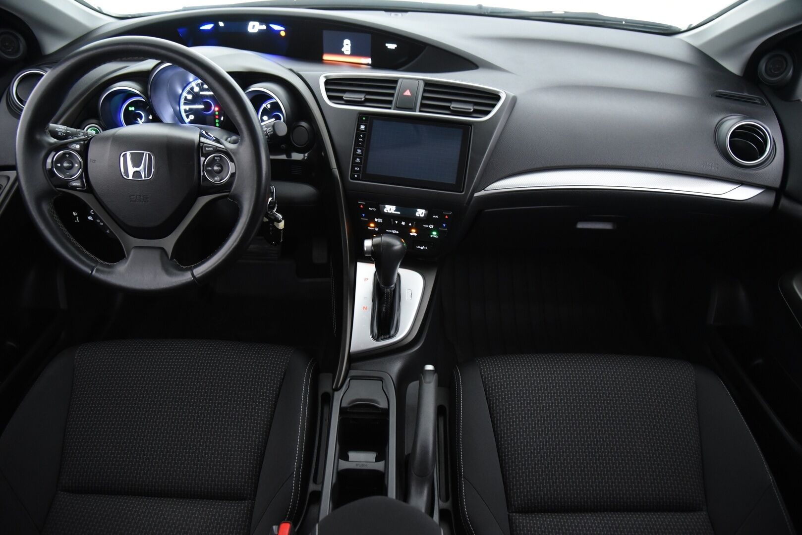 Honda Civic 2017 Tourer 1,8i Elegance Plus / P. Kamera / Navi / Merkkihuollettu / Vakkari / 2x Renkaat - Suomi-auto täydellisellä merkkiliikkeen huoltokirjalla!