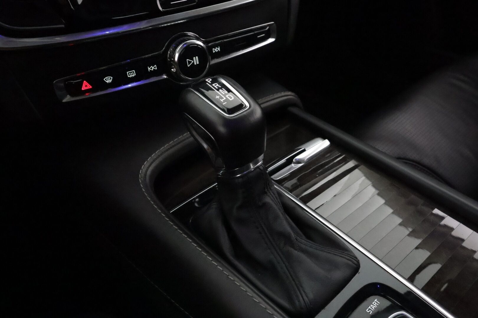 Volvo V90 2017 D5 AWD Inscription * Panorama / B&W / HUD / 360° Kamera / Adapt.Vakkari / Full-LED / Ilmastoidut Sporttinahat Muistilla * - 3,99 % KORKOTARJOUS TÄHÄN AUTOON - Suomi-auto / 2x Renkaat
