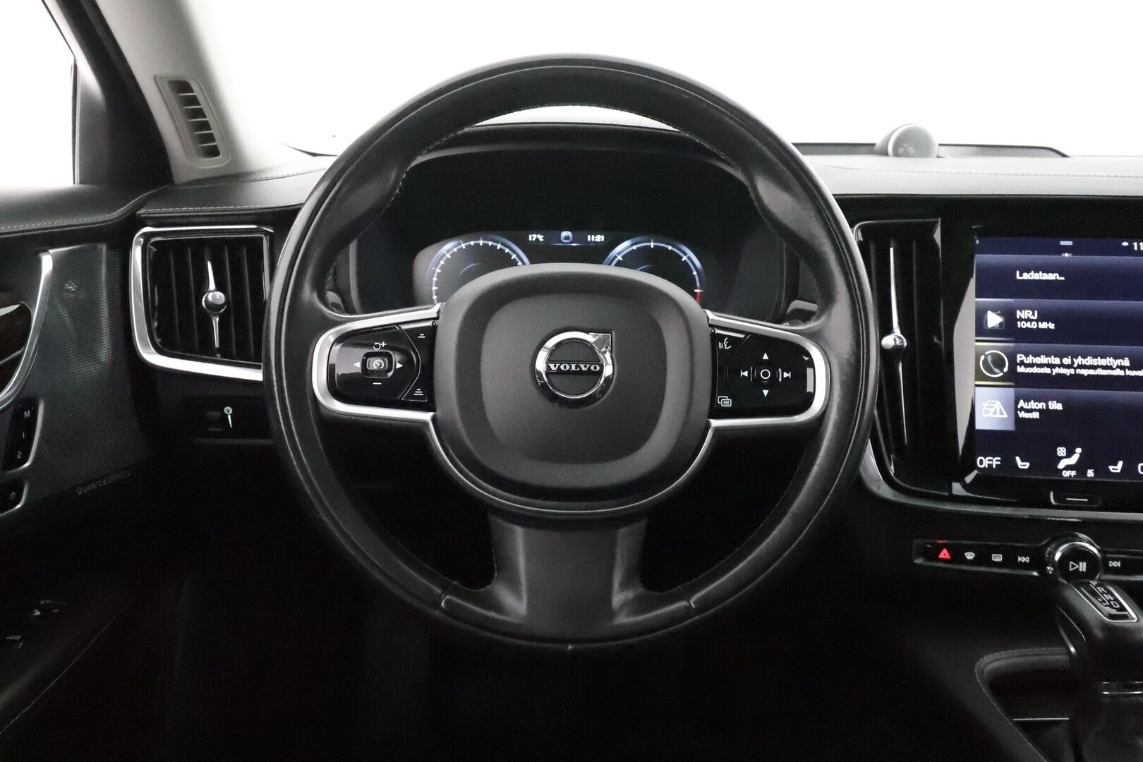 Volvo V90 2017 D5 AWD Inscription * Panorama / B&W / HUD / 360° Kamera / Adapt.Vakkari / Full-LED / Ilmastoidut Sporttinahat Muistilla * - 3,99 % KORKOTARJOUS TÄHÄN AUTOON - Suomi-auto / 2x Renkaat