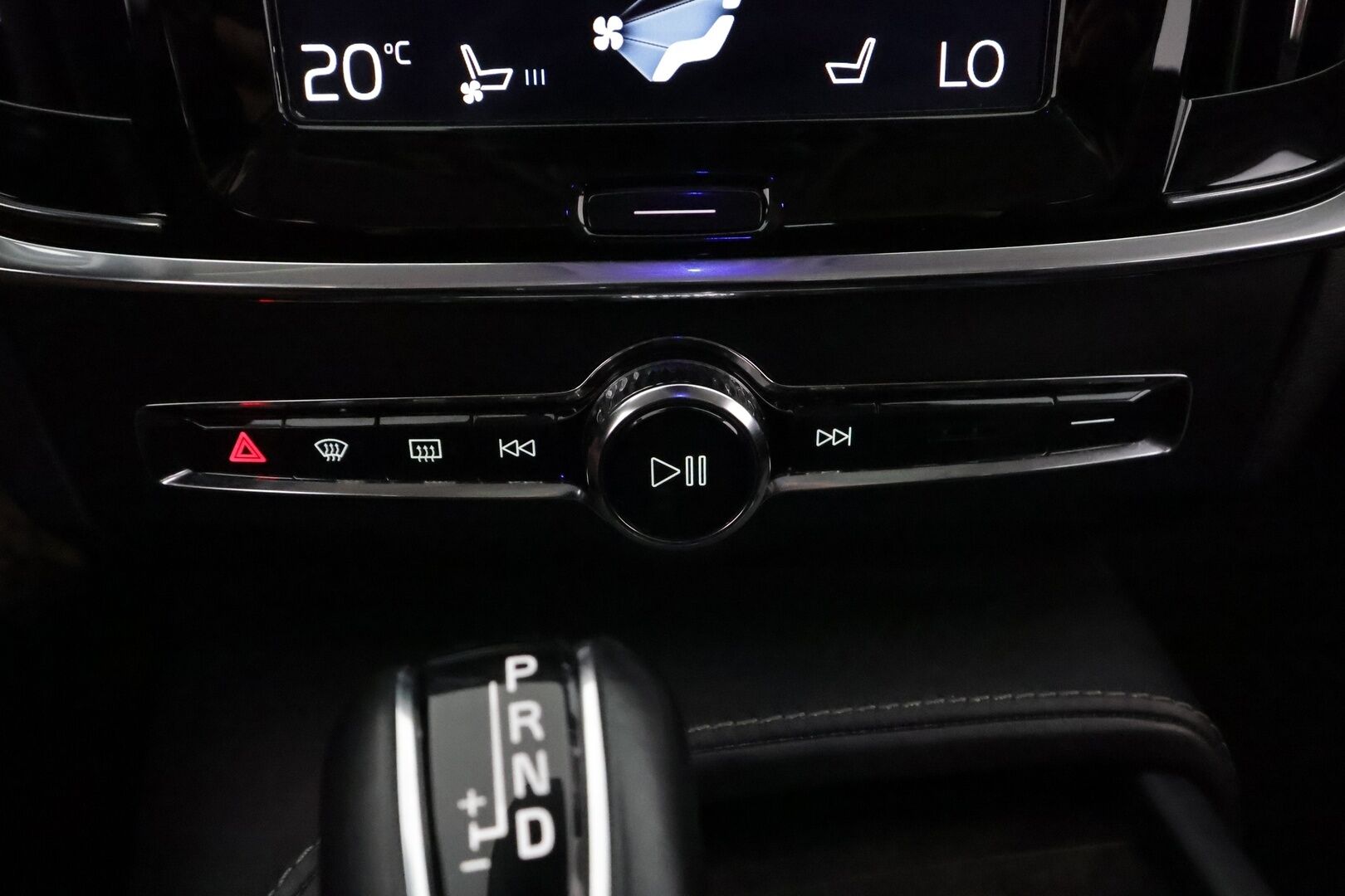 Volvo V90 2017 D5 AWD Inscription * Panorama / B&W / HUD / 360° Kamera / Adapt.Vakkari / Full-LED / Ilmastoidut Sporttinahat Muistilla * - 3,99 % KORKOTARJOUS TÄHÄN AUTOON - Suomi-auto / 2x Renkaat