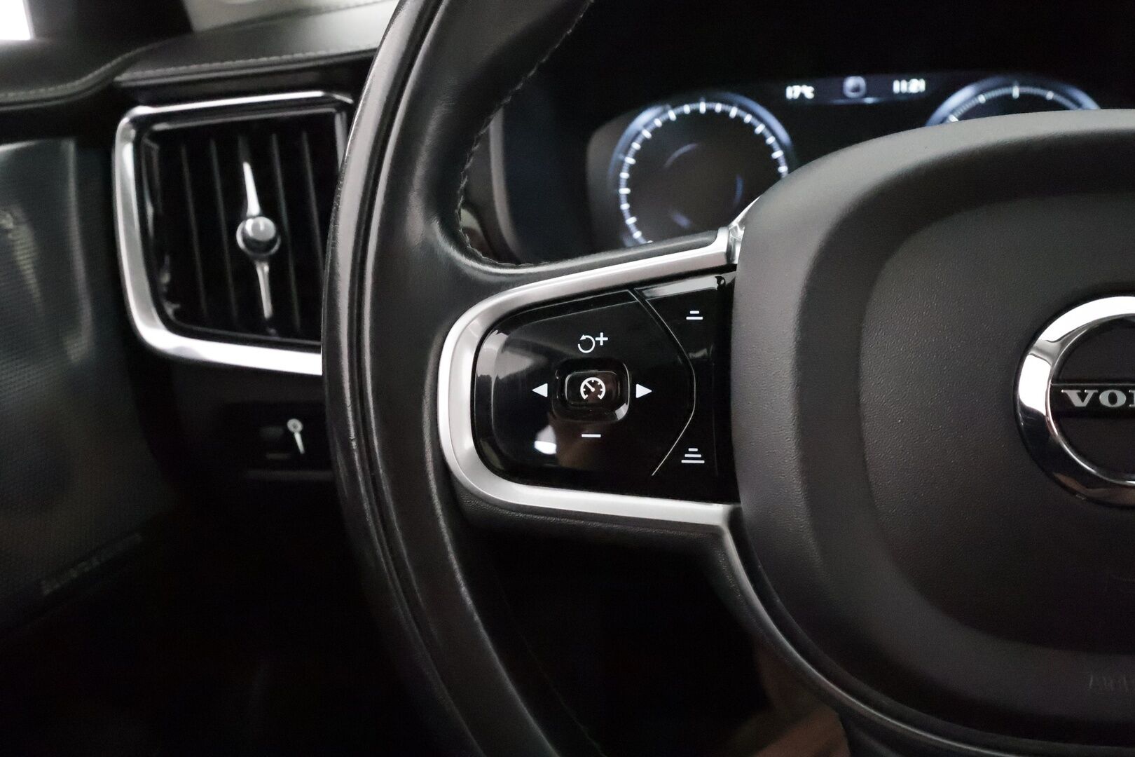 Volvo V90 2017 D5 AWD Inscription * Panorama / B&W / HUD / 360° Kamera / Adapt.Vakkari / Full-LED / Ilmastoidut Sporttinahat Muistilla * - 3,99 % KORKOTARJOUS TÄHÄN AUTOON - Suomi-auto / 2x Renkaat