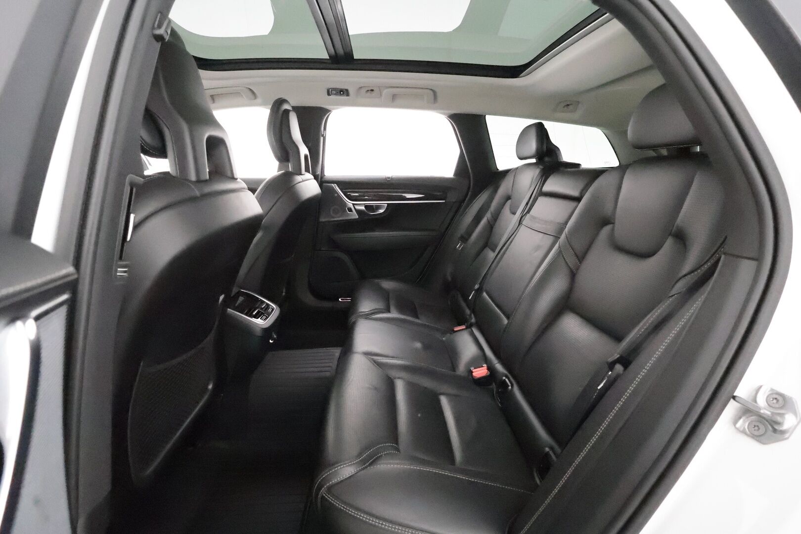 Volvo V90 2017 D5 AWD Inscription * Panorama / B&W / HUD / 360° Kamera / Adapt.Vakkari / Full-LED / Ilmastoidut Sporttinahat Muistilla * - 3,99 % KORKOTARJOUS TÄHÄN AUTOON - Suomi-auto / 2x Renkaat