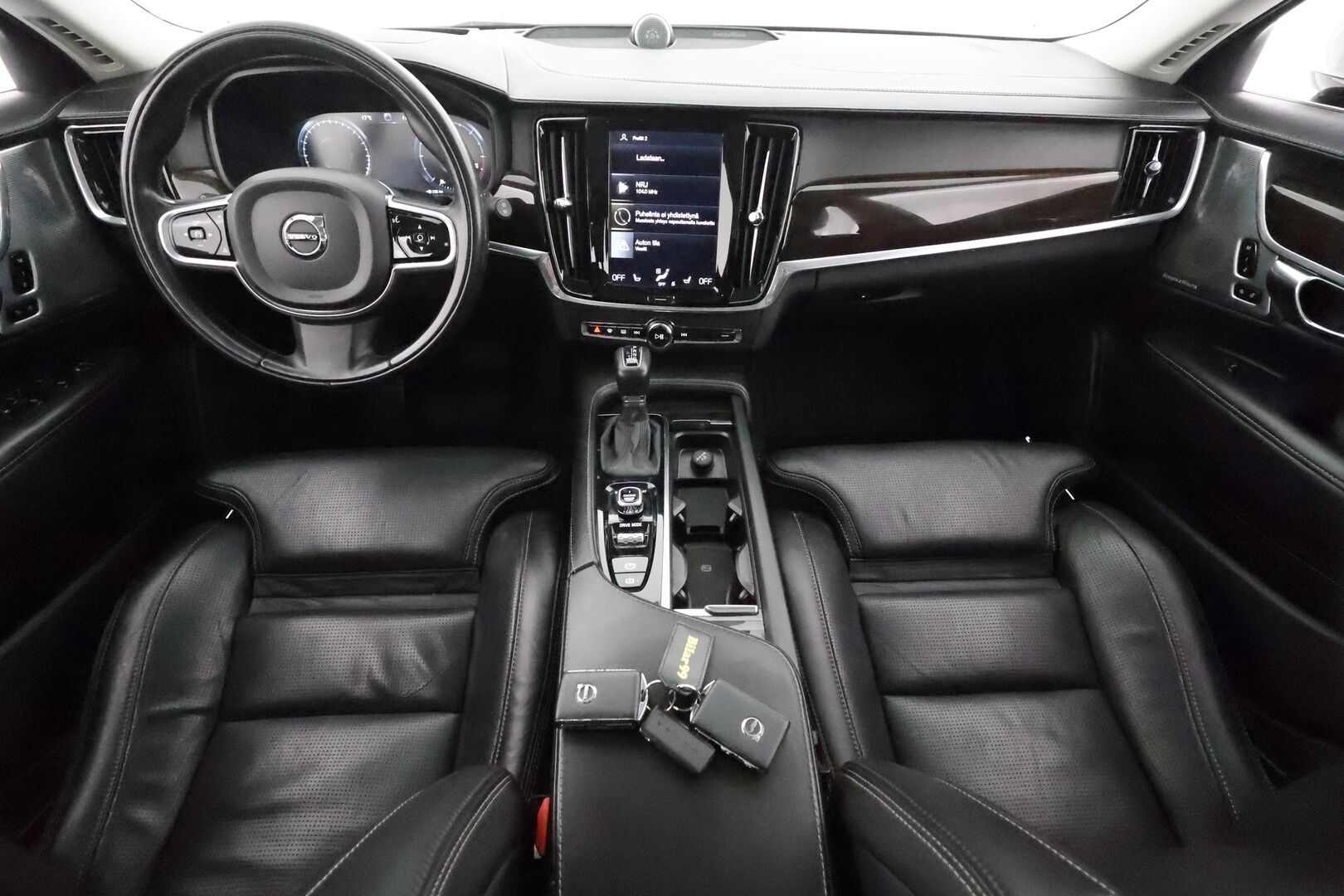 Volvo V90 2017 D5 AWD Inscription * Panorama / B&W / HUD / 360° Kamera / Adapt.Vakkari / Full-LED / Ilmastoidut Sporttinahat Muistilla * - 3,99 % KORKOTARJOUS TÄHÄN AUTOON - Suomi-auto / 2x Renkaat