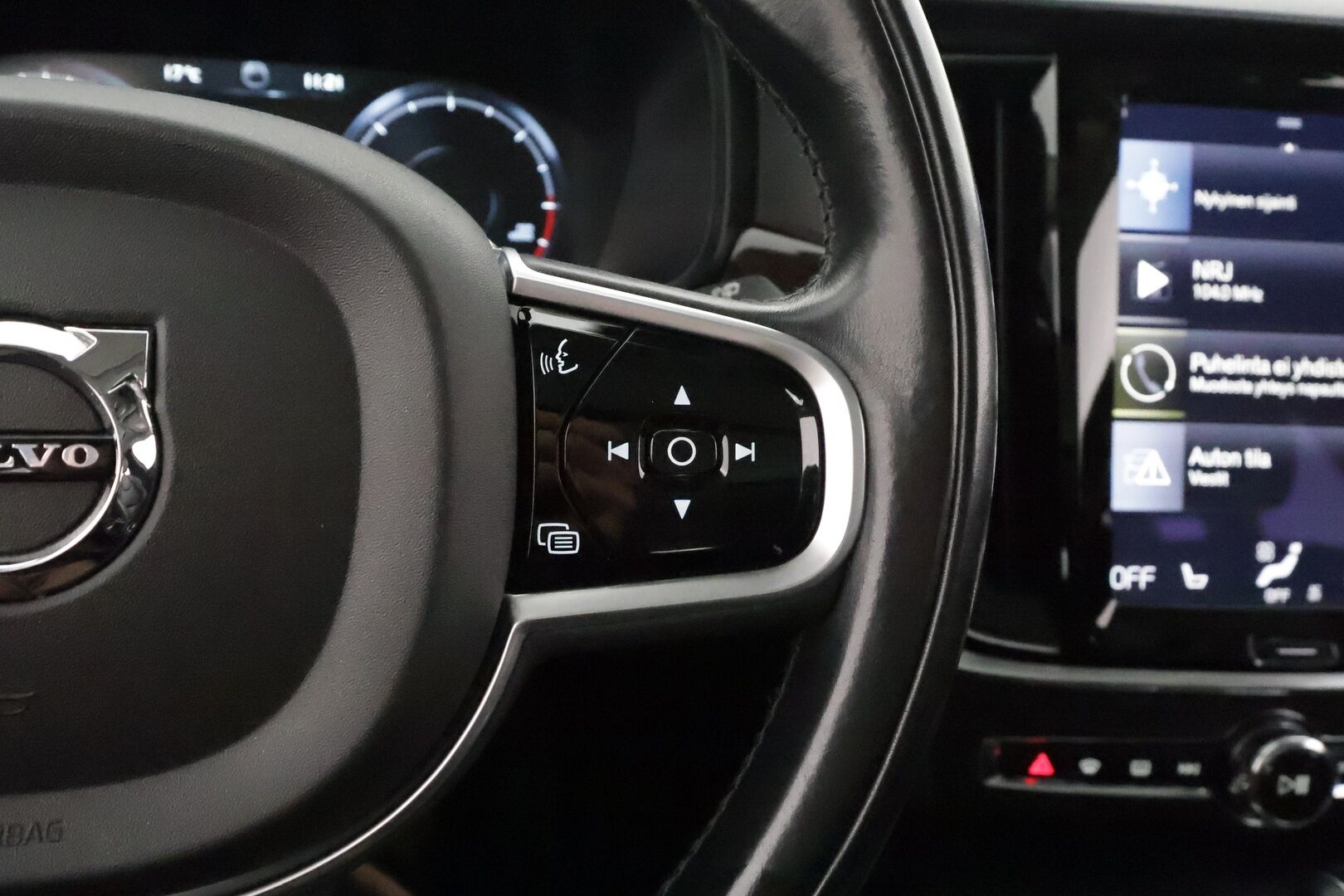 Volvo V90 2017 D5 AWD Inscription * Panorama / B&W / HUD / 360° Kamera / Adapt.Vakkari / Full-LED / Ilmastoidut Sporttinahat Muistilla * - 3,99 % KORKOTARJOUS TÄHÄN AUTOON - Suomi-auto / 2x Renkaat
