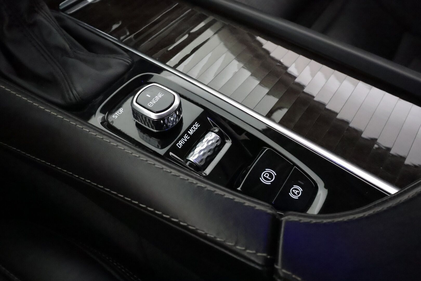 Volvo V90 2017 D5 AWD Inscription * Panorama / B&W / HUD / 360° Kamera / Adapt.Vakkari / Full-LED / Ilmastoidut Sporttinahat Muistilla * - 3,99 % KORKOTARJOUS TÄHÄN AUTOON - Suomi-auto / 2x Renkaat