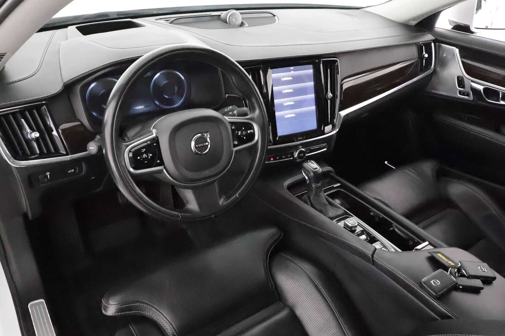 Volvo V90 2017 D5 AWD Inscription * Panorama / B&W / HUD / 360° Kamera / Adapt.Vakkari / Full-LED / Ilmastoidut Sporttinahat Muistilla * - 3,99 % KORKOTARJOUS TÄHÄN AUTOON - Suomi-auto / 2x Renkaat