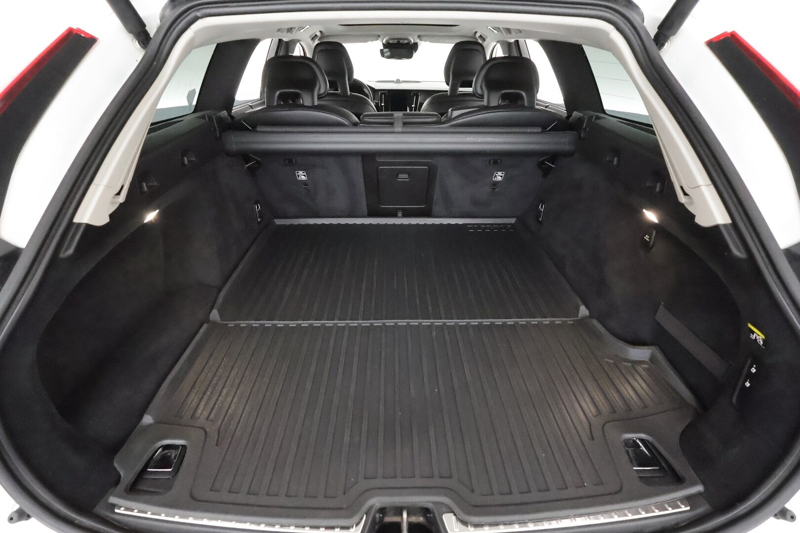 Volvo V90 2017 D5 AWD Inscription * Panorama / B&W / HUD / 360° Kamera / Adapt.Vakkari / Full-LED / Ilmastoidut Sporttinahat Muistilla * - 3,99 % KORKOTARJOUS TÄHÄN AUTOON - Suomi-auto / 2x Renkaat