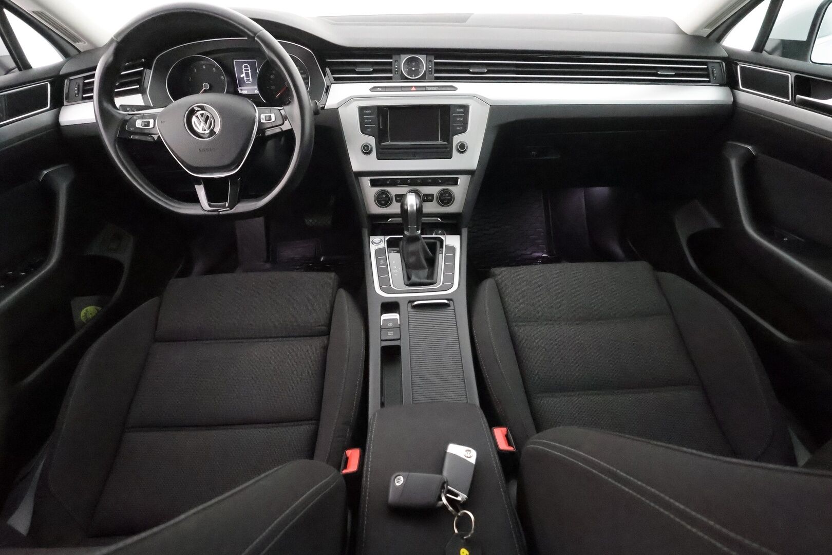 Volkswagen Passat 2017 Sedan Comfortline 1,4 TSI 92 kW DSG ** Suomi-auto / Vakkari / Lohkolämmitin / P.tutkat / Bluetooth / Kahdet renkaat**