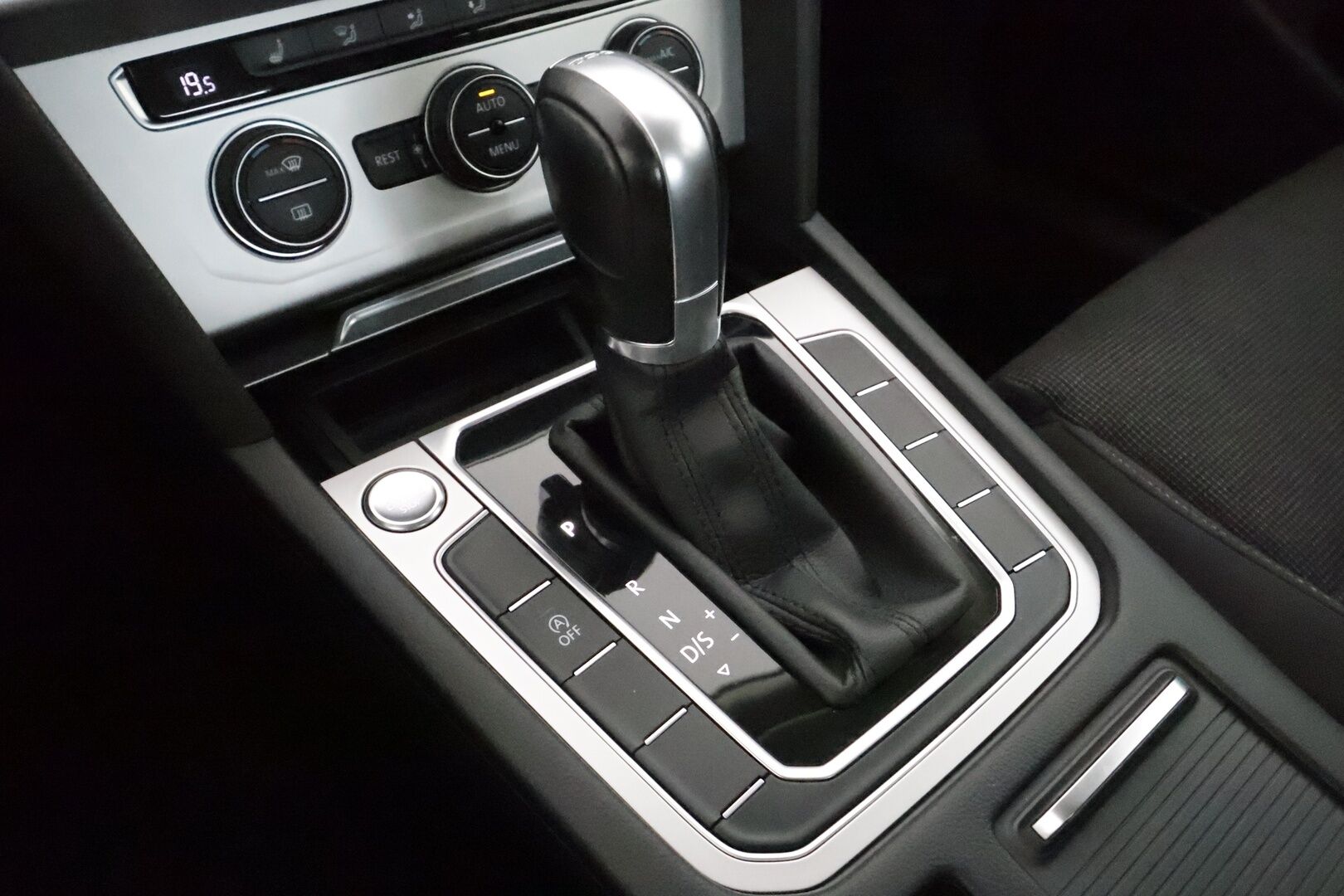 Volkswagen Passat 2017 Sedan Comfortline 1,4 TSI 92 kW DSG ** Suomi-auto / Vakkari / Lohkolämmitin / P.tutkat / Bluetooth / Kahdet renkaat**